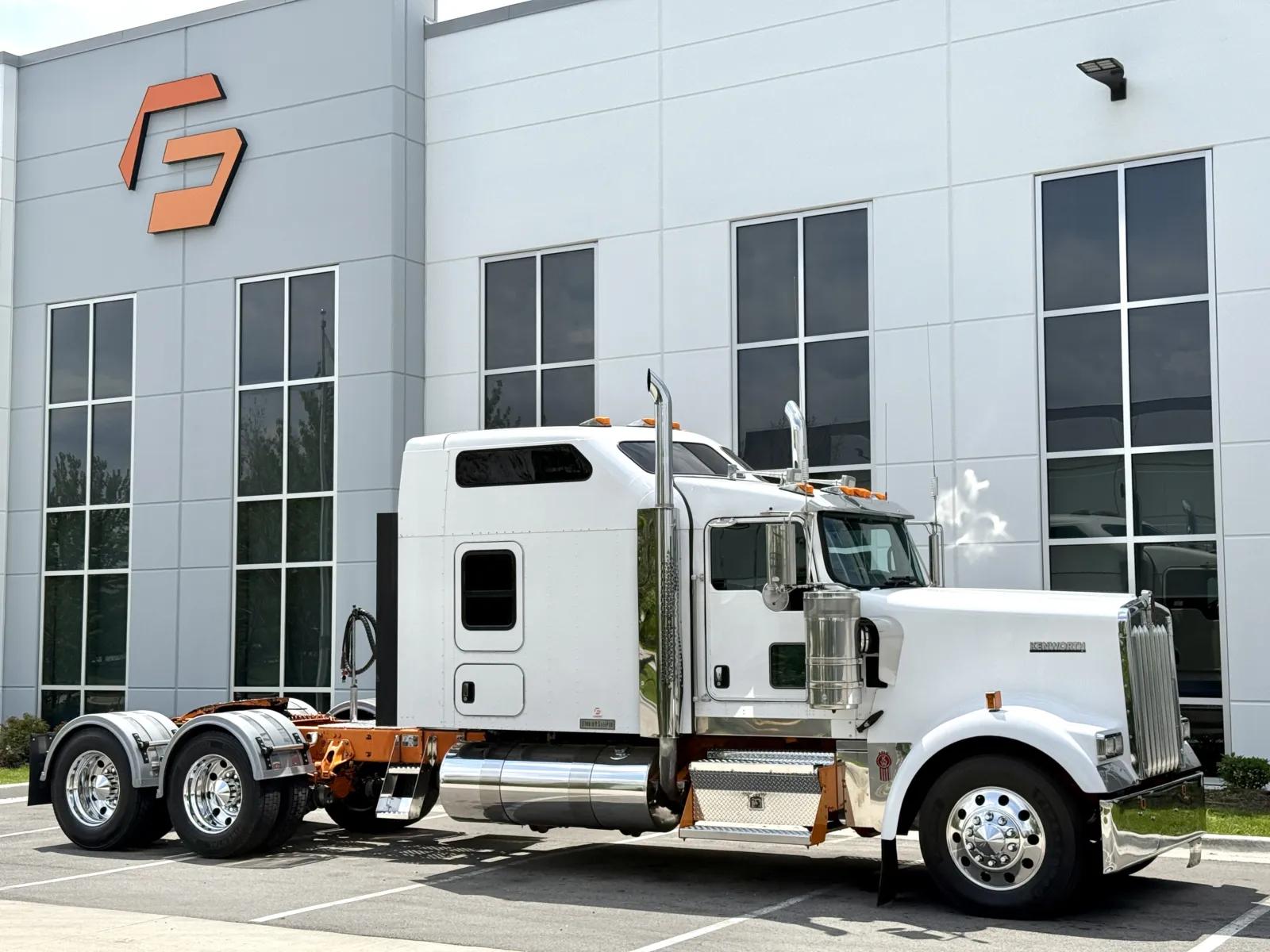 2018 Kenworth W900 in New Lenox, IL — photo 2