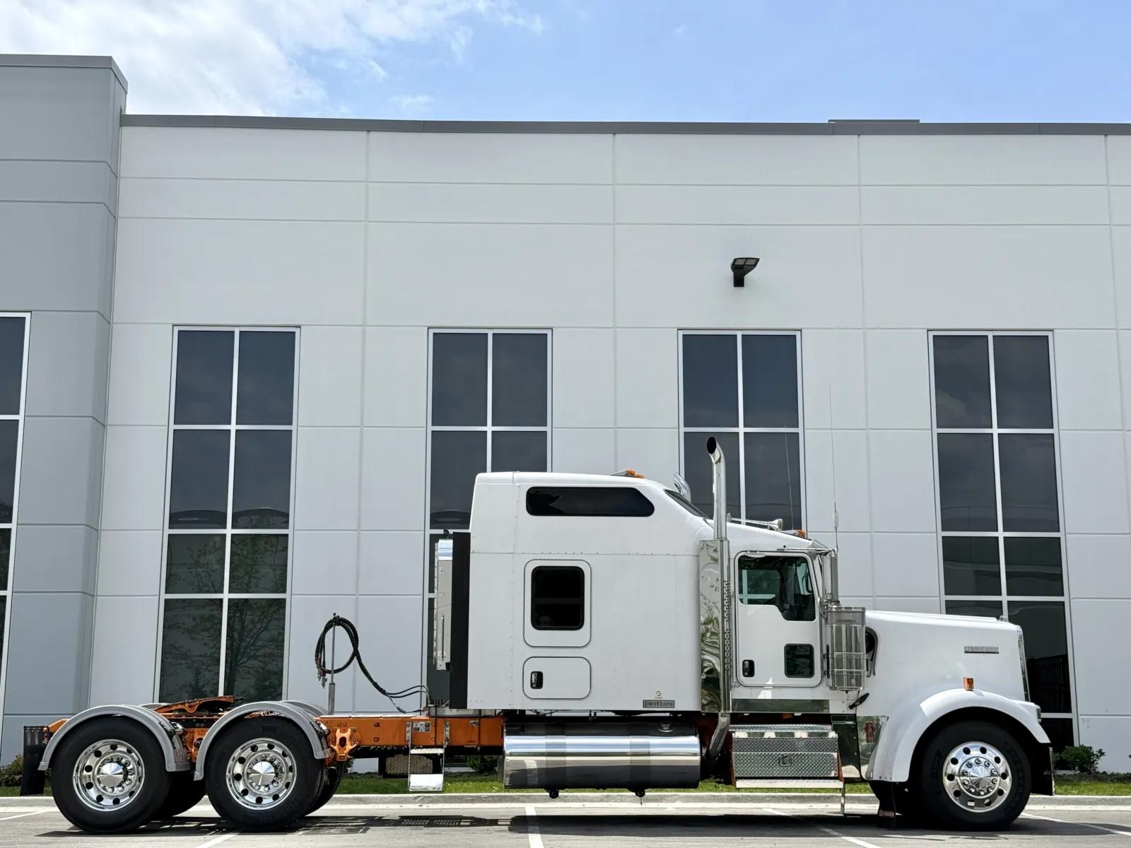 2018 Kenworth W900 in New Lenox, IL — photo 3