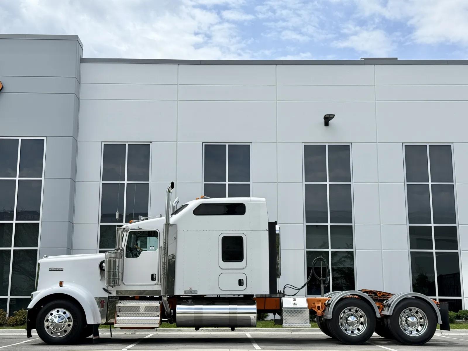 2018 Kenworth W900 in New Lenox, IL — photo 4