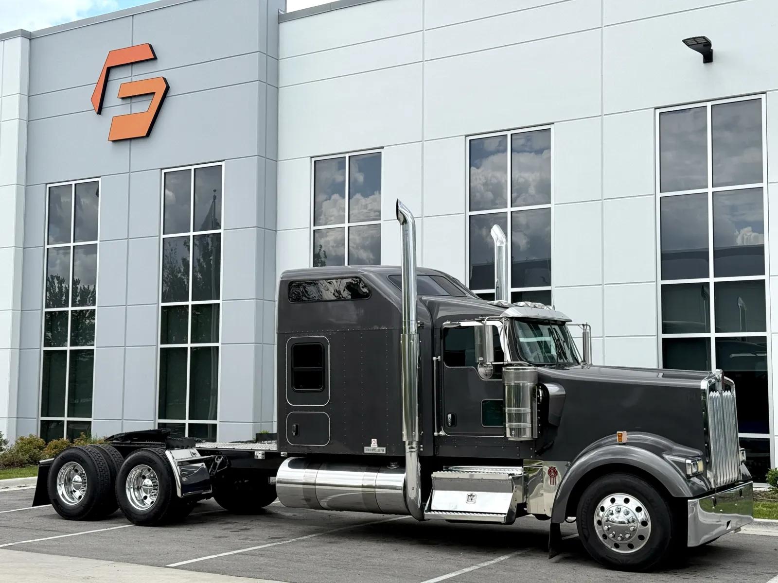 2019 Kenworth W900 in New Lenox, IL — photo 2