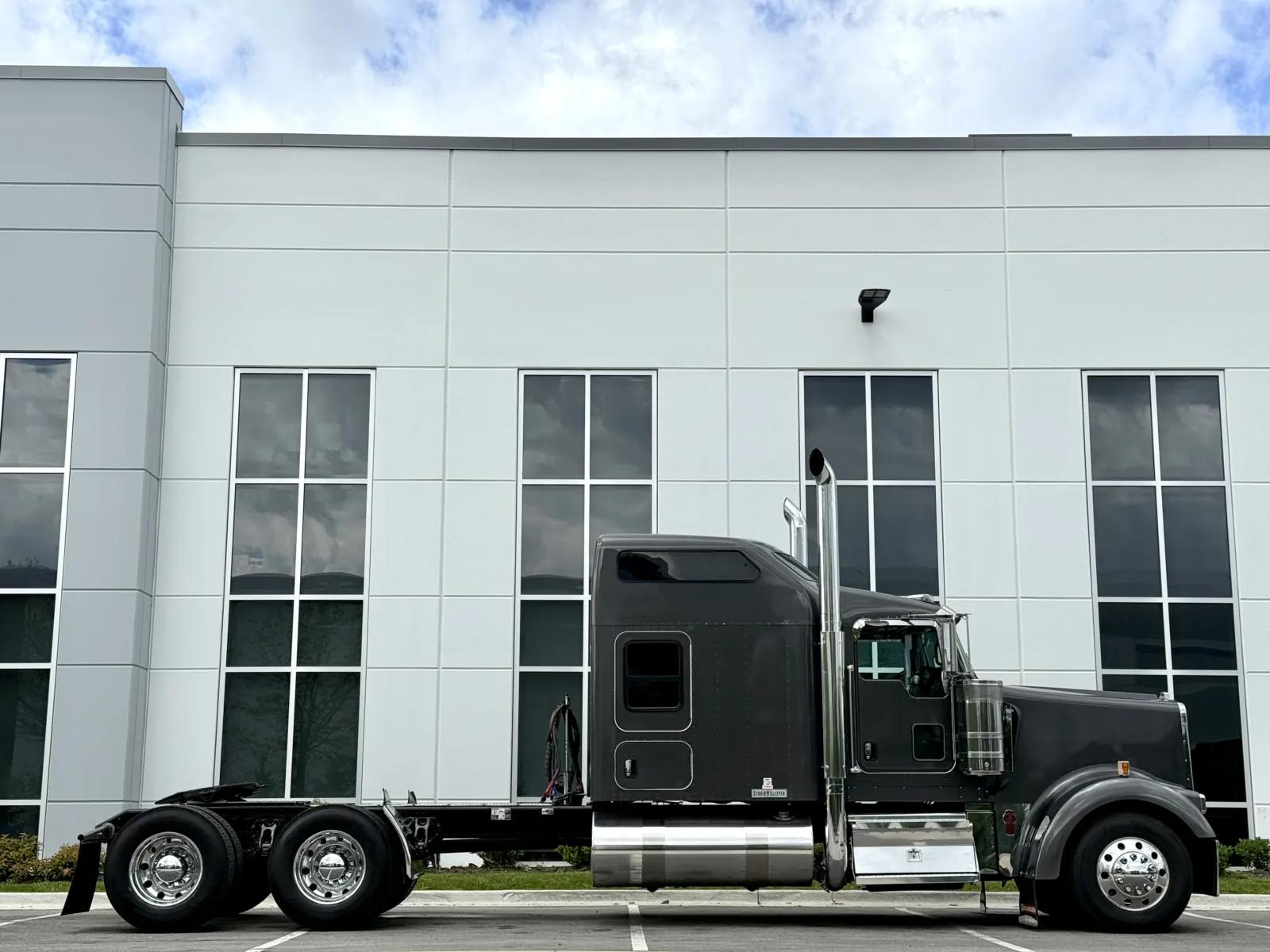 2019 Kenworth W900 in New Lenox, IL — photo 3