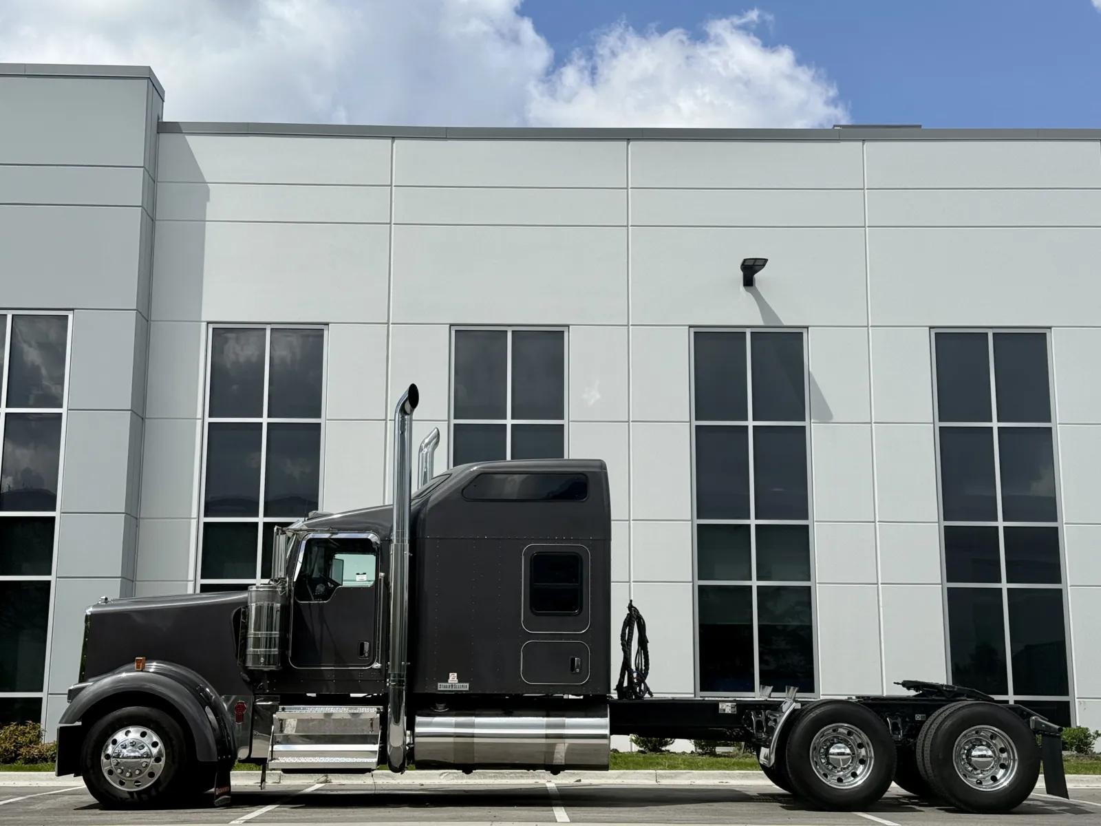 2019 Kenworth W900 in New Lenox, IL — photo 4
