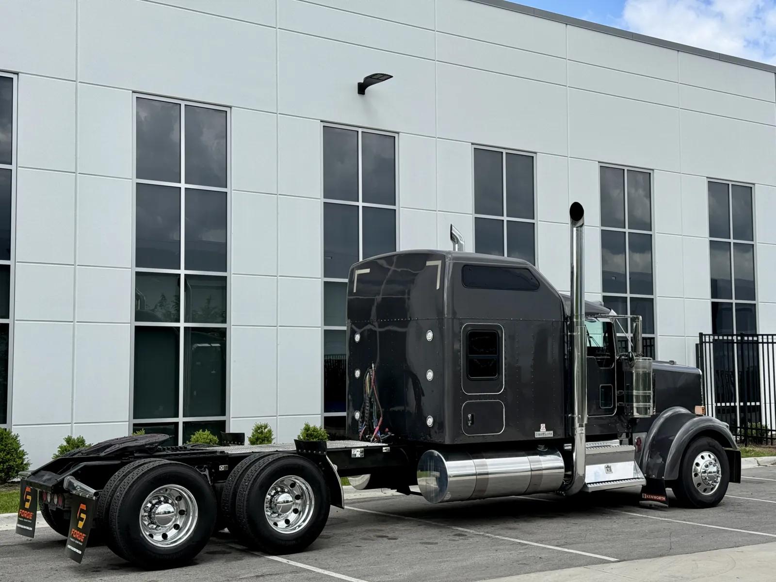 2019 Kenworth W900 in New Lenox, IL — photo 5