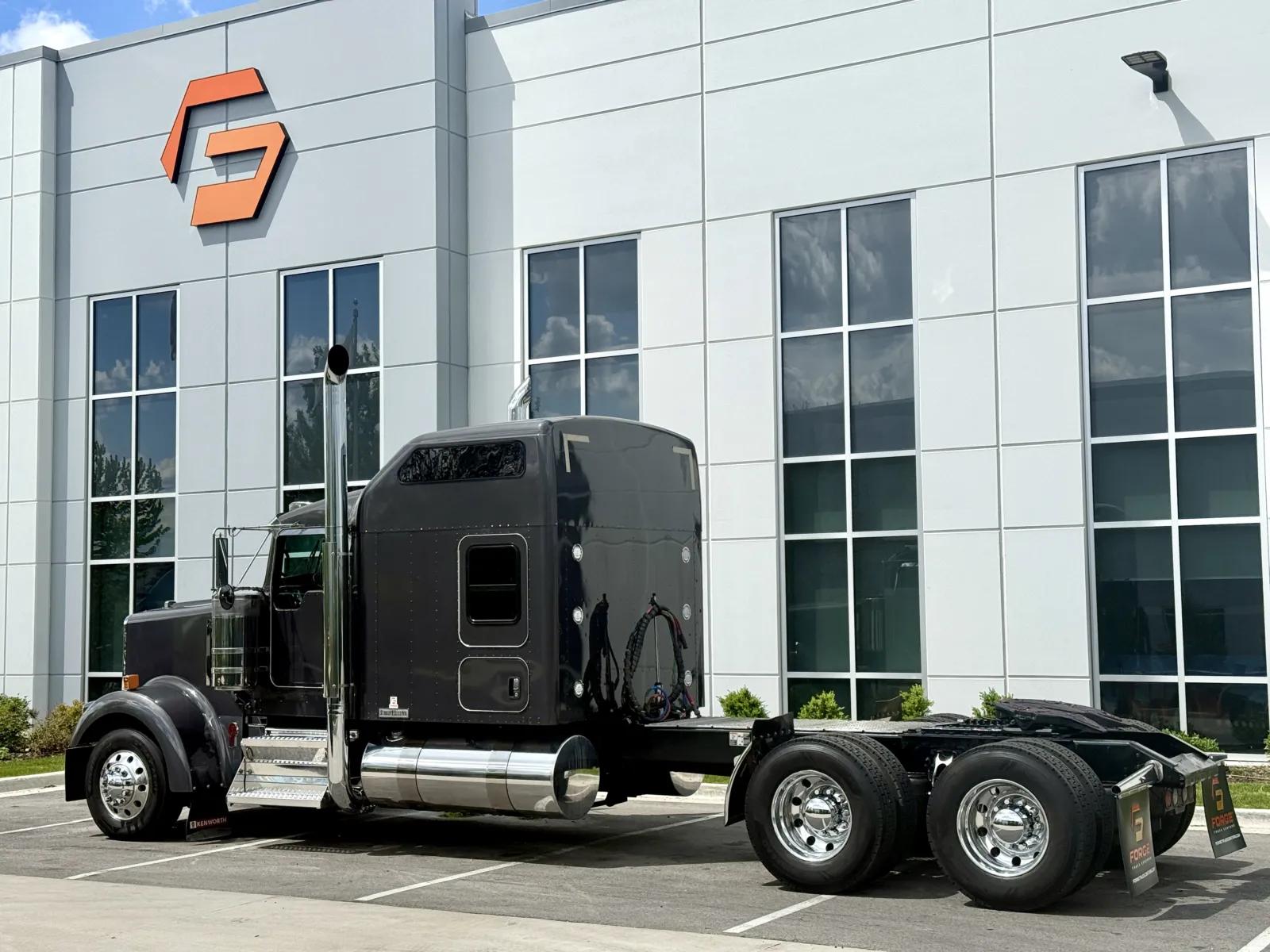 2019 Kenworth W900 in New Lenox, IL — photo 6