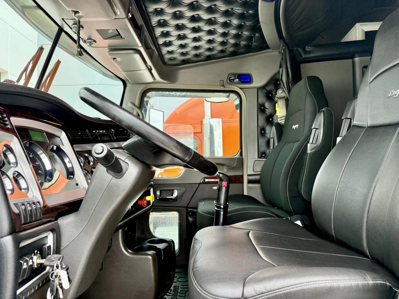 2019 Kenworth W900 in New Lenox, IL — photo 14