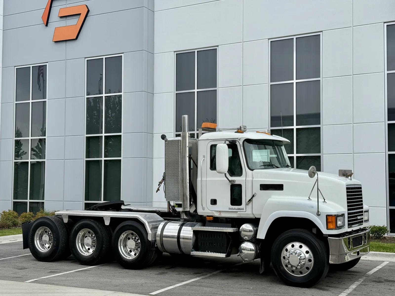 2010 Mack Pinnacle in New Lenox, IL — photo 2