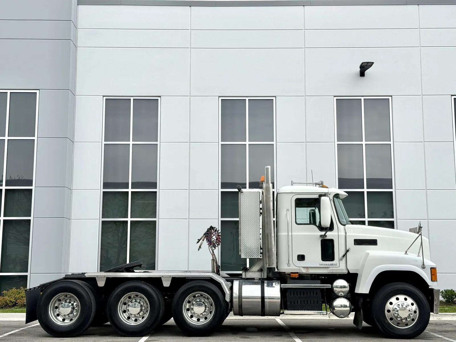 2010 Mack Pinnacle in New Lenox, IL — photo 3