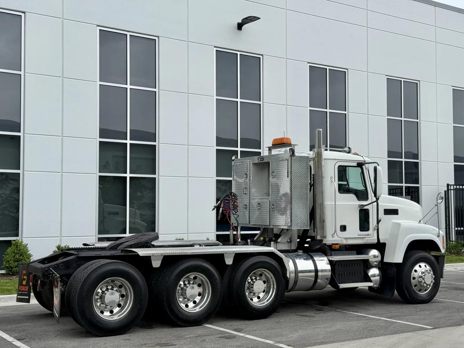 2010 Mack Pinnacle in New Lenox, IL — photo 5