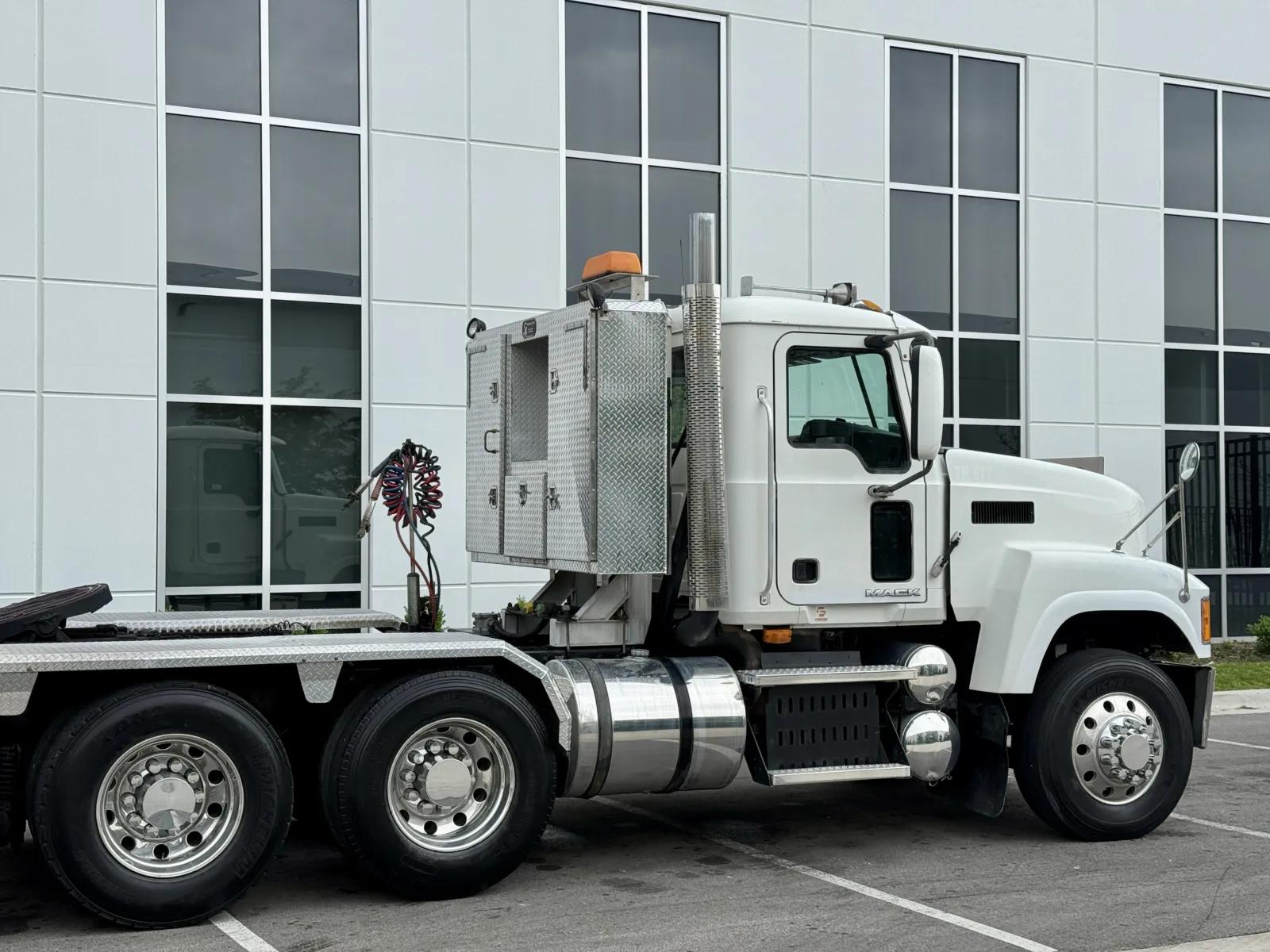 2010 Mack Pinnacle in New Lenox, IL — photo 7