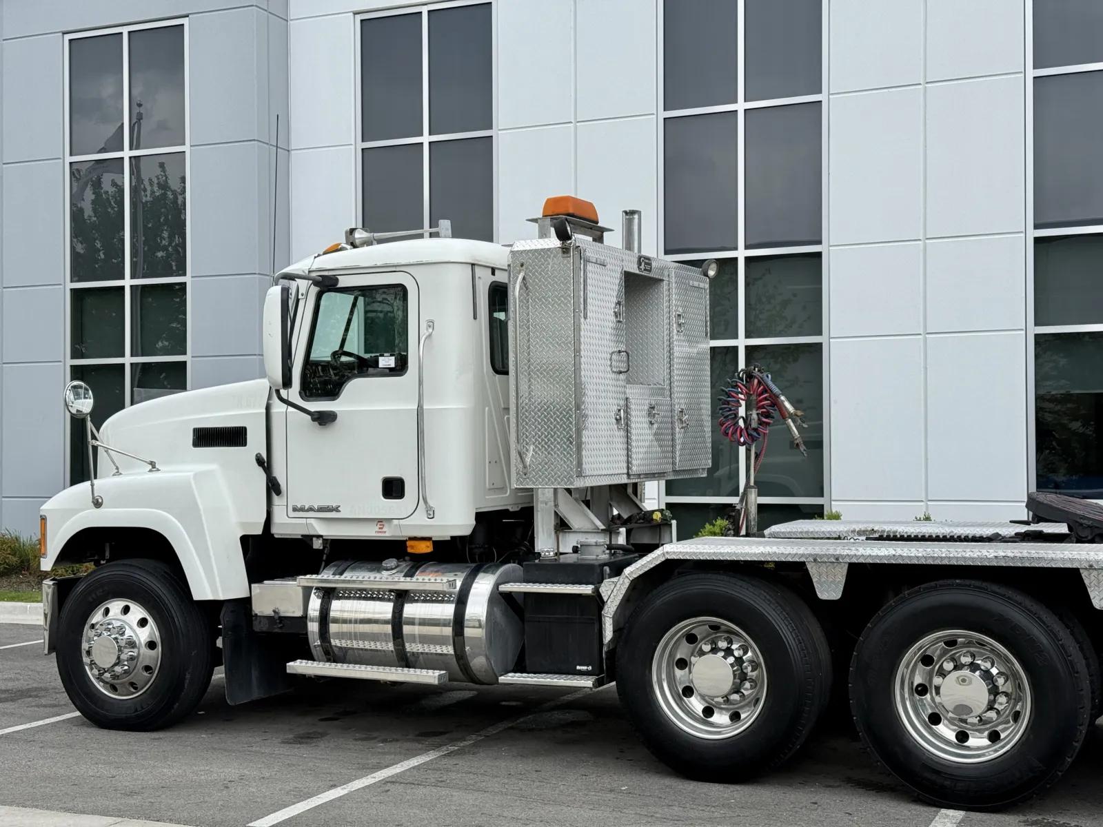 2010 Mack Pinnacle in New Lenox, IL — photo 8
