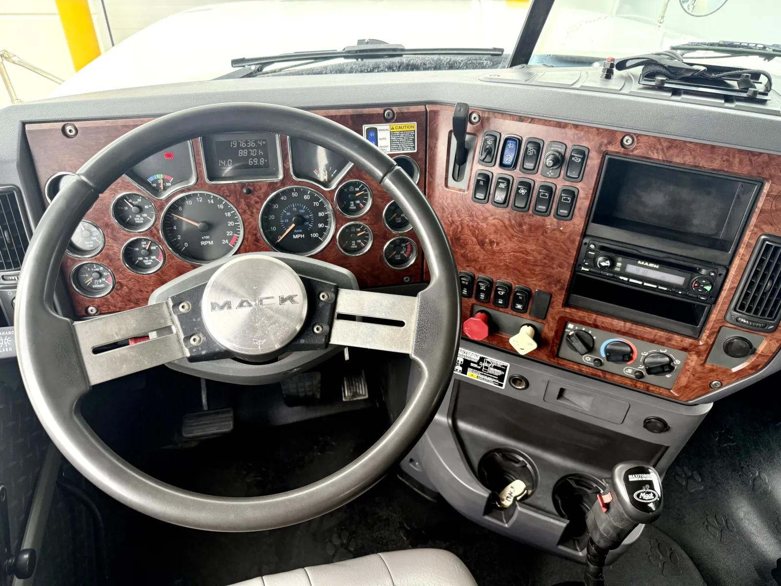 2010 Mack Pinnacle in New Lenox, IL — photo 16
