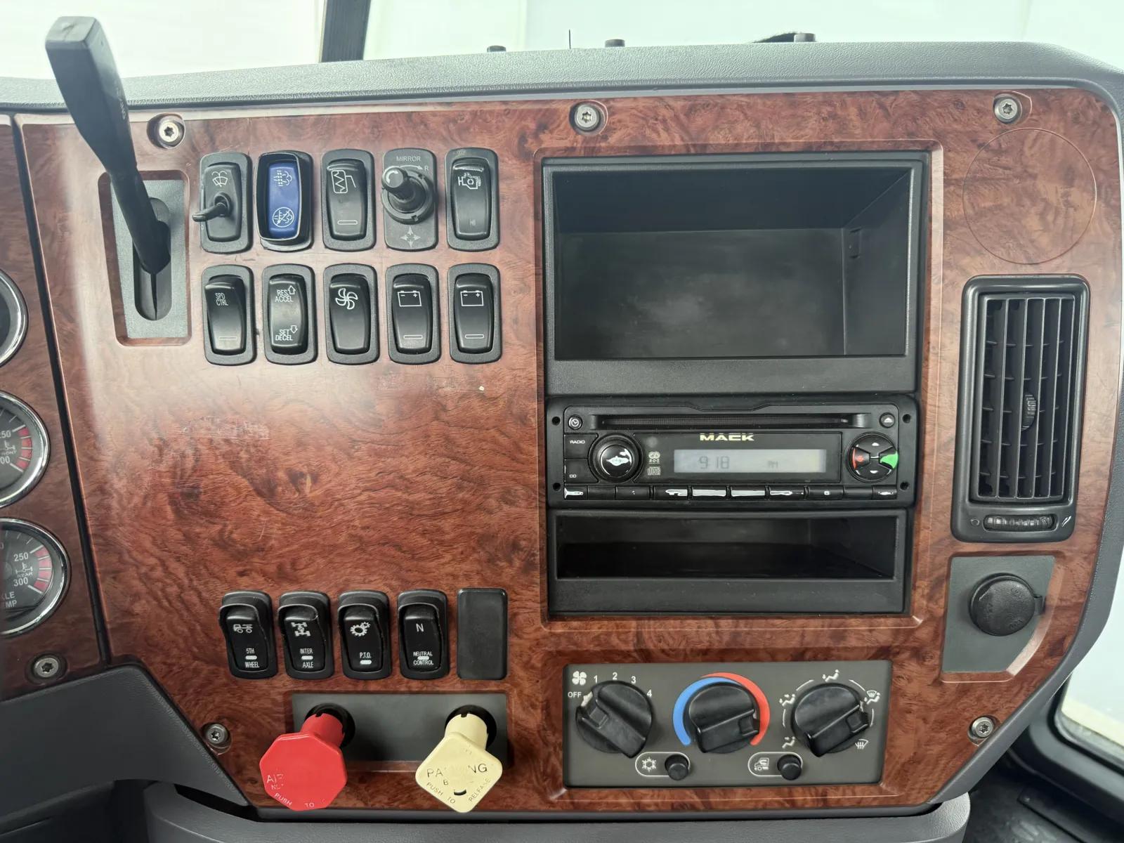 2010 Mack Pinnacle in New Lenox, IL — photo 18