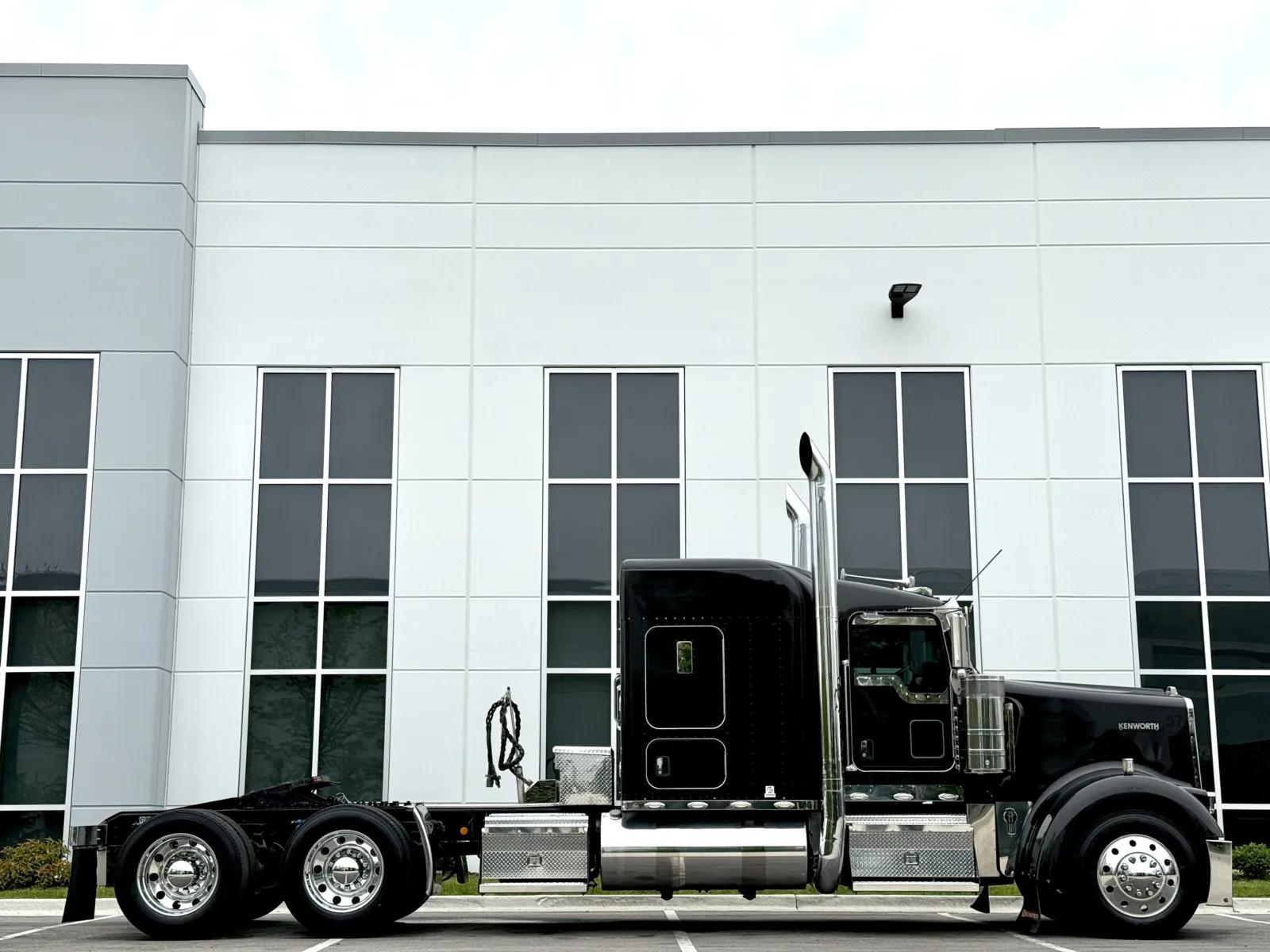 2016 Kenworth W900 in New Lenox, IL — photo 3