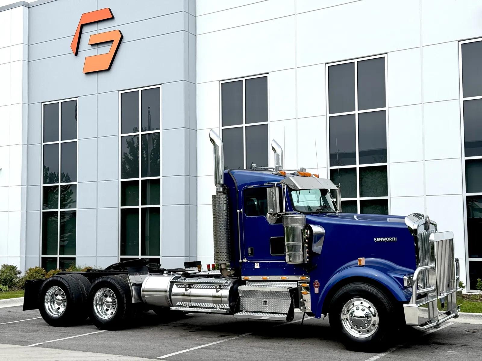 2018 Kenworth W900 in New Lenox, IL — photo 2