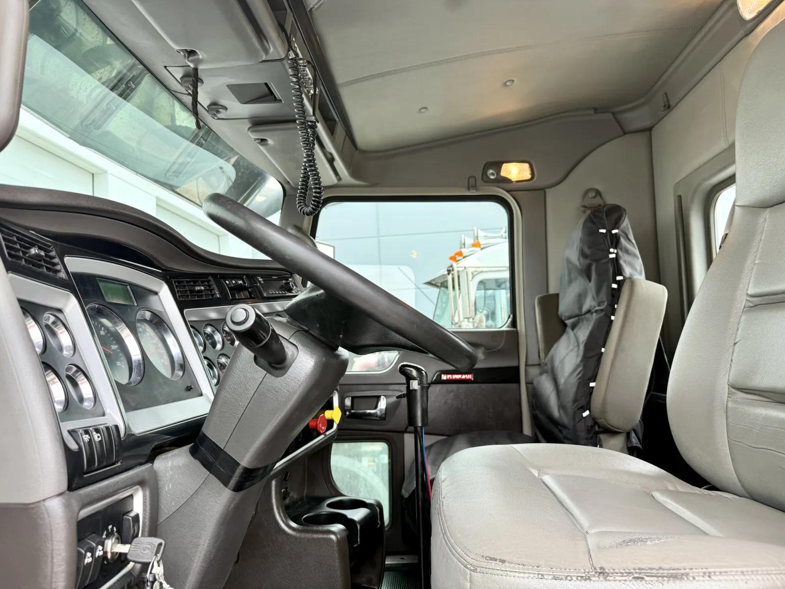 2018 Kenworth W900 in New Lenox, IL — photo 14