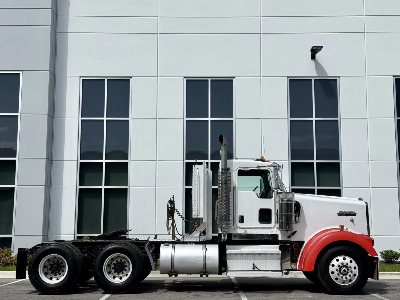 2003 Kenworth W900 in New Lenox, IL — photo 3