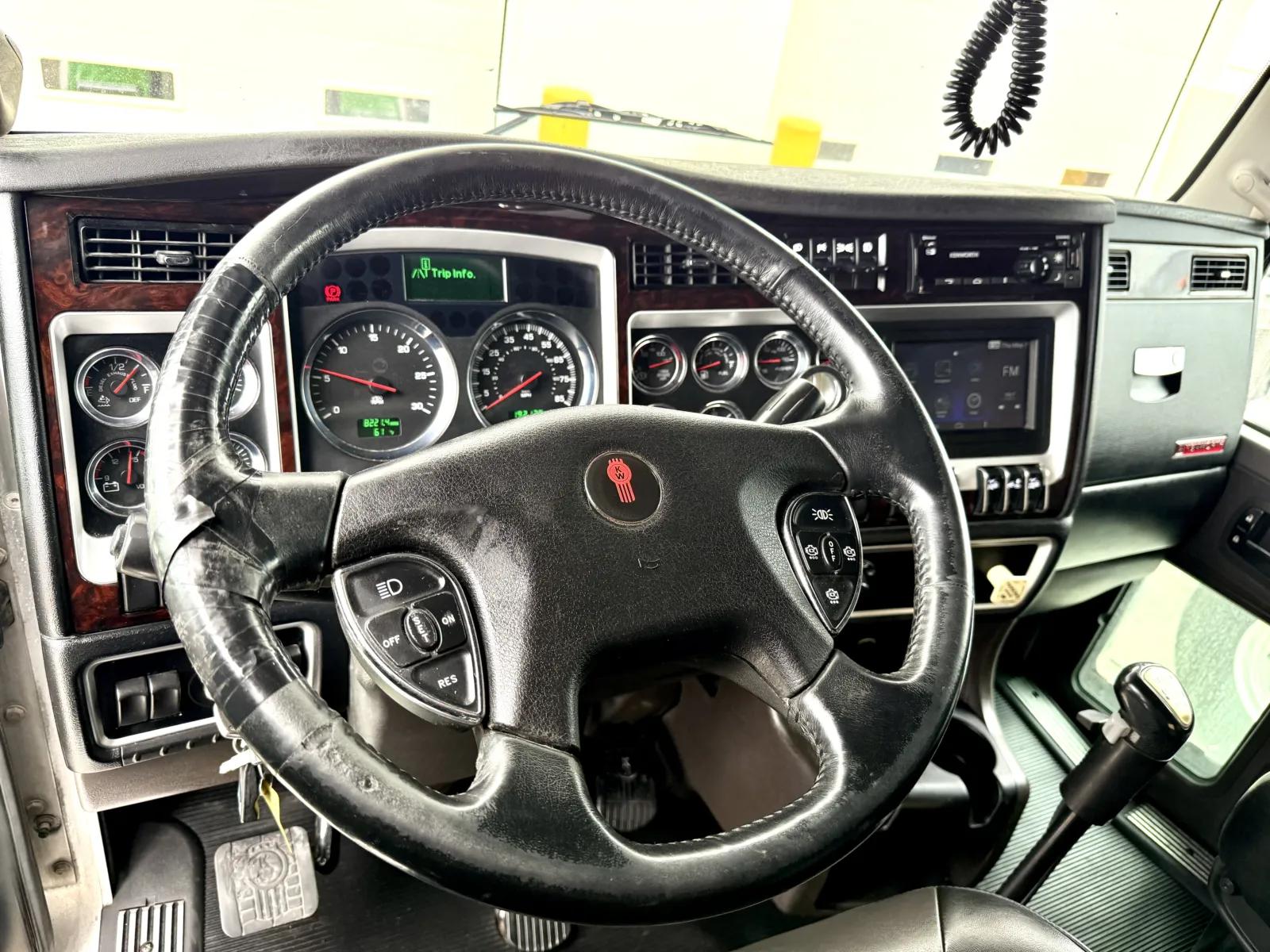 2019 Kenworth T800 in New Lenox, IL — photo 27