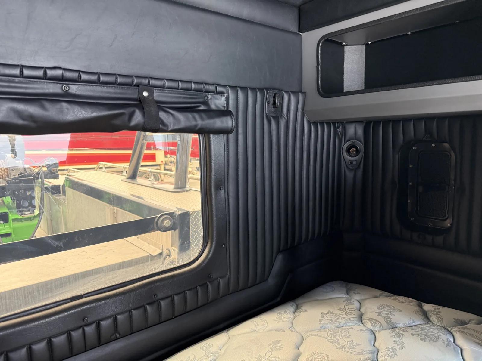 2019 Kenworth T800 in New Lenox, IL — photo 36
