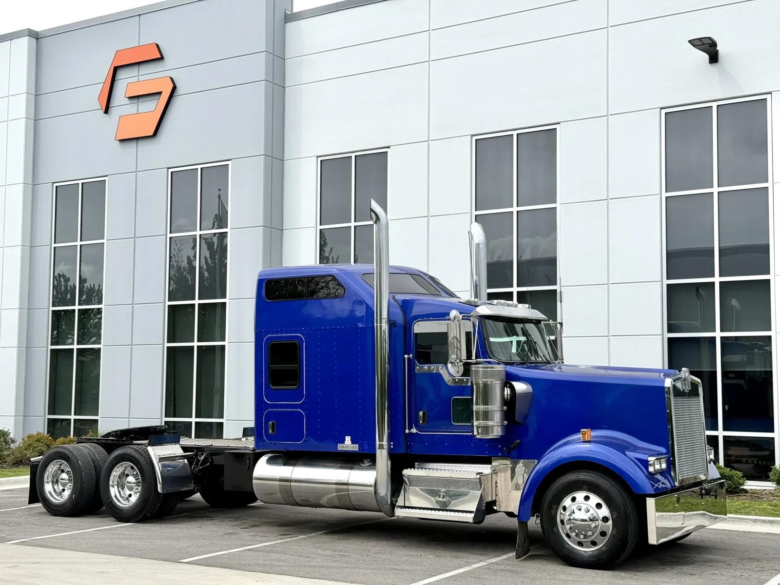 2019 Kenworth W900 in New Lenox, IL — photo 2