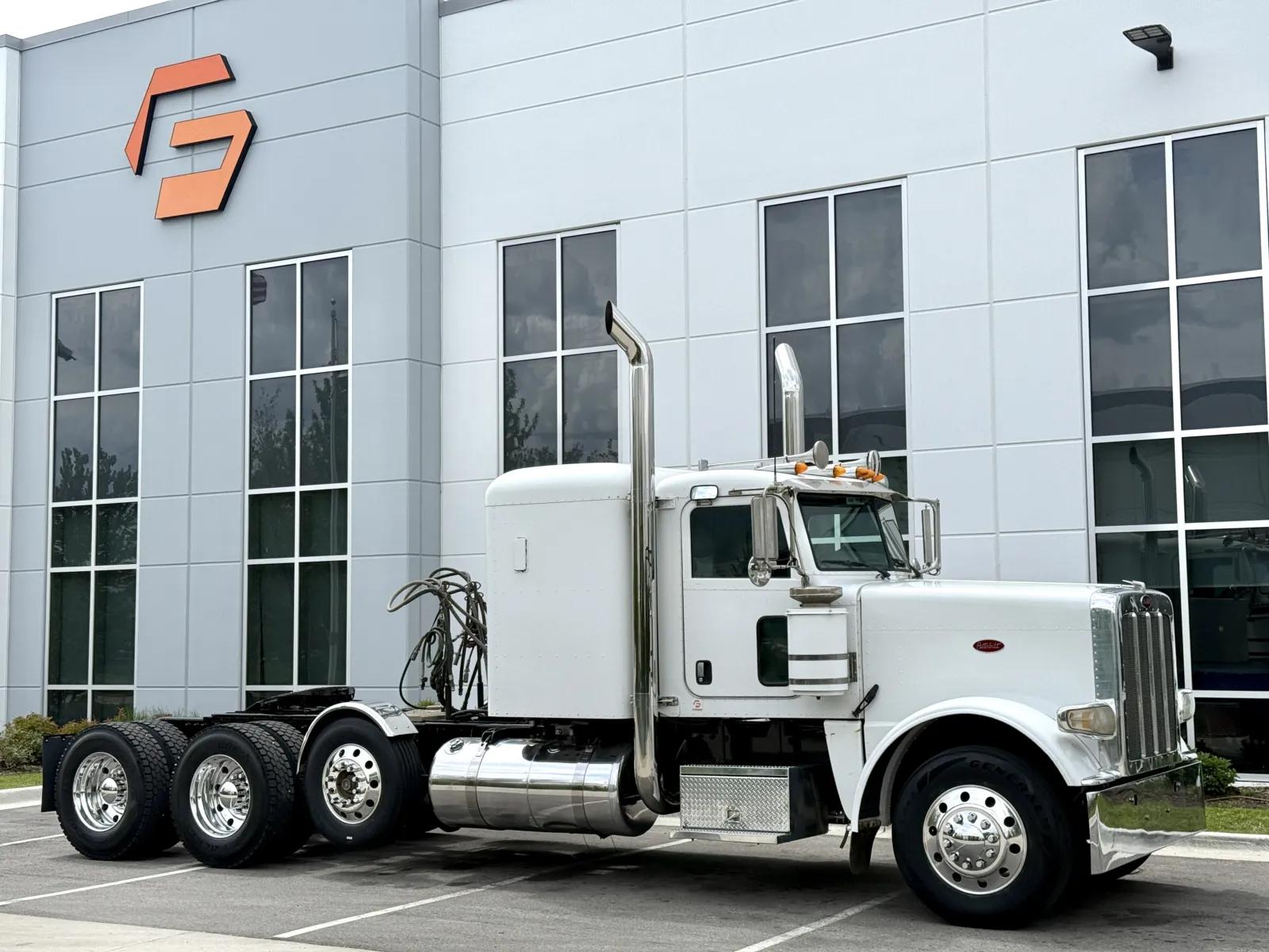 2009 Peterbilt 388 in New Lenox, IL — photo 2