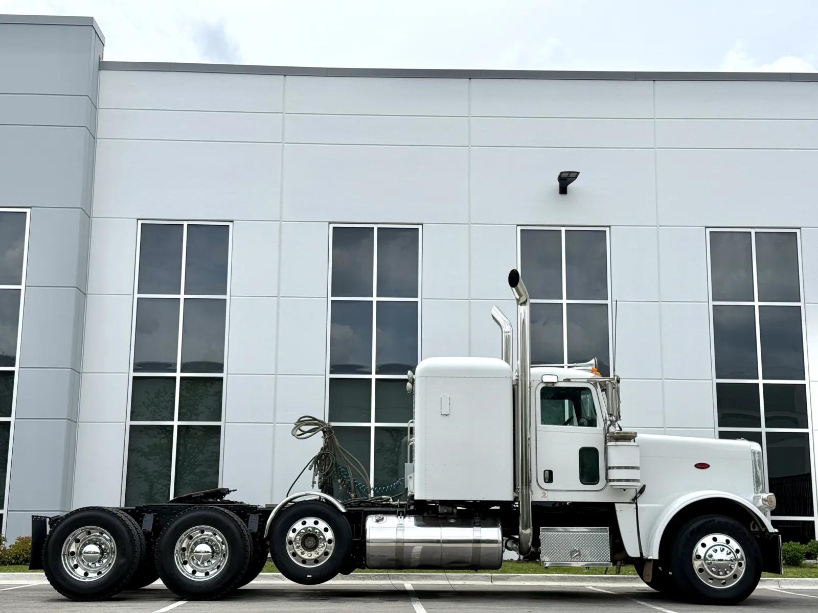 2009 Peterbilt 388 in New Lenox, IL — photo 3
