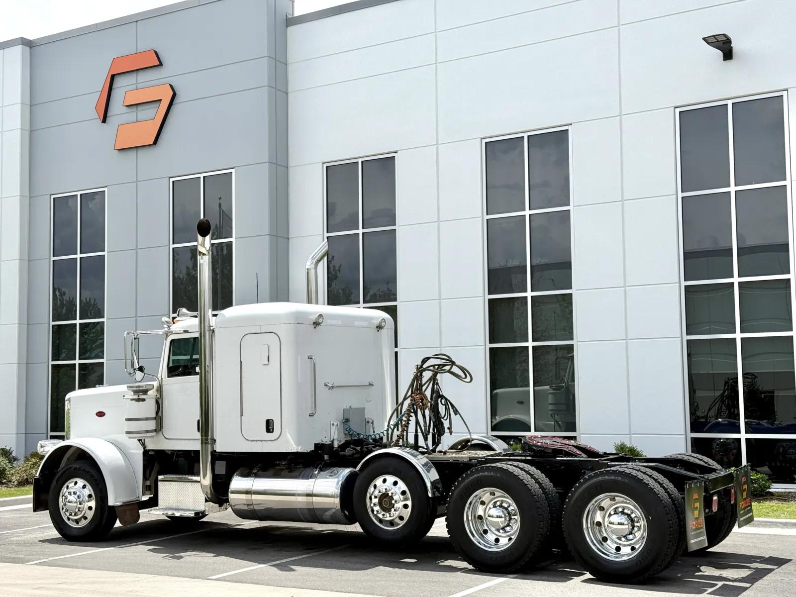 2009 Peterbilt 388 in New Lenox, IL — photo 6