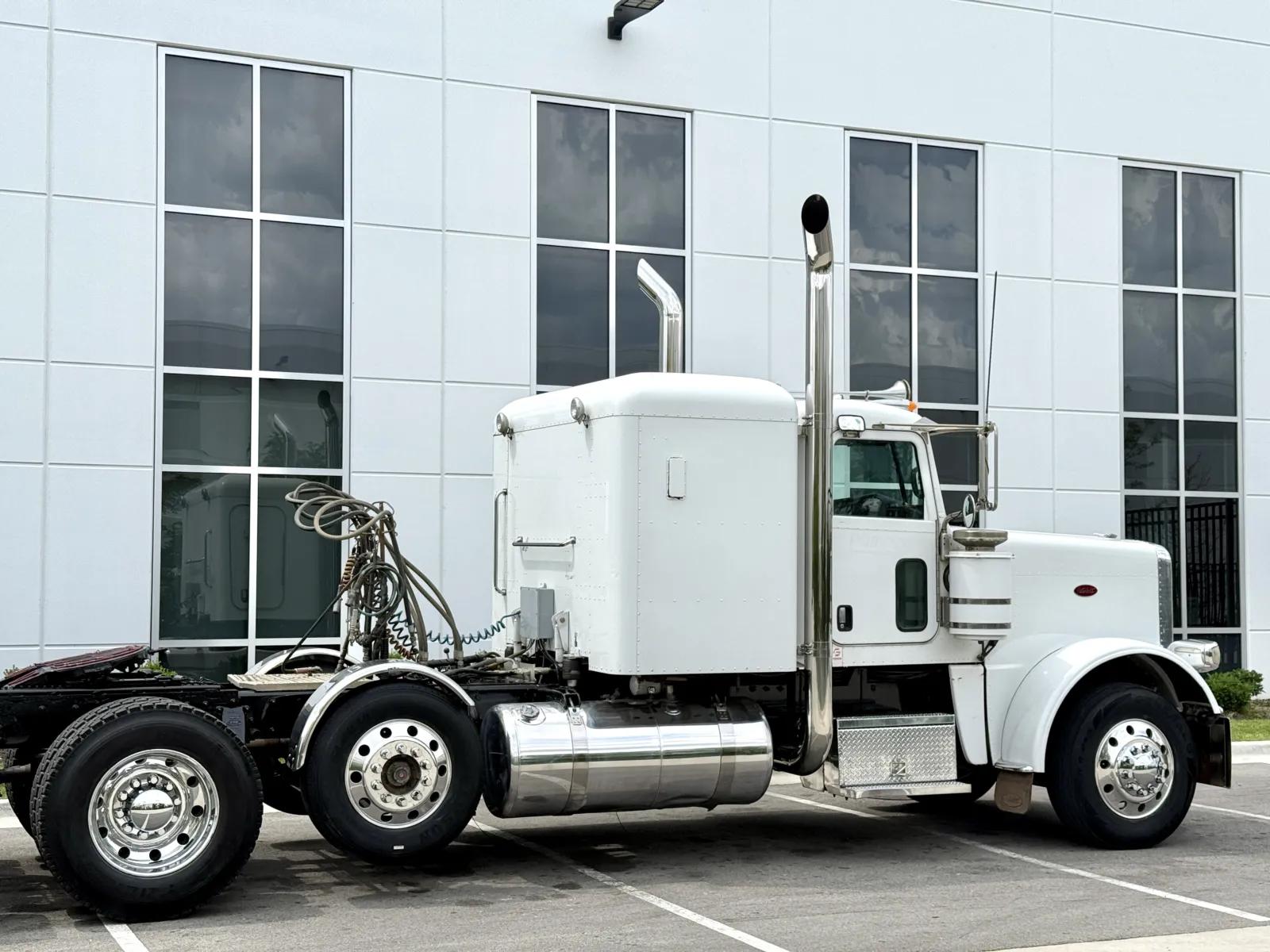 2009 Peterbilt 388 in New Lenox, IL — photo 7