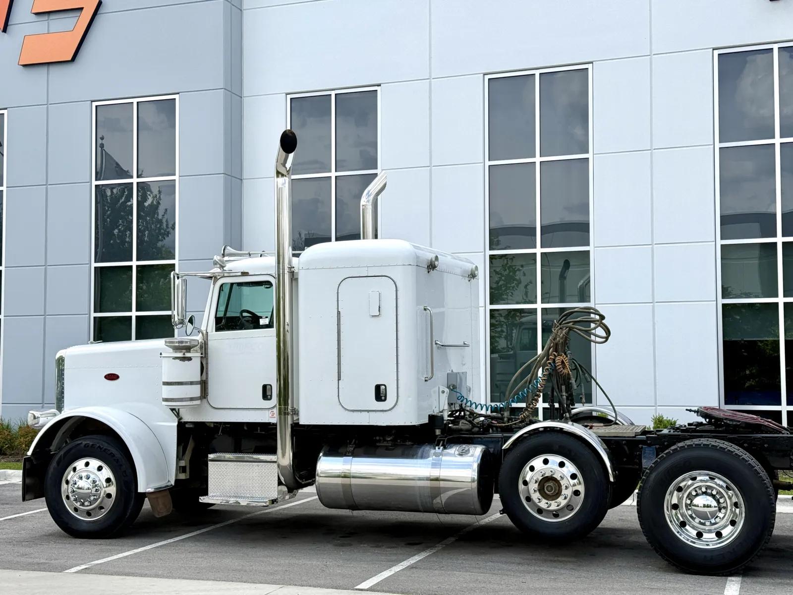 2009 Peterbilt 388 in New Lenox, IL — photo 8