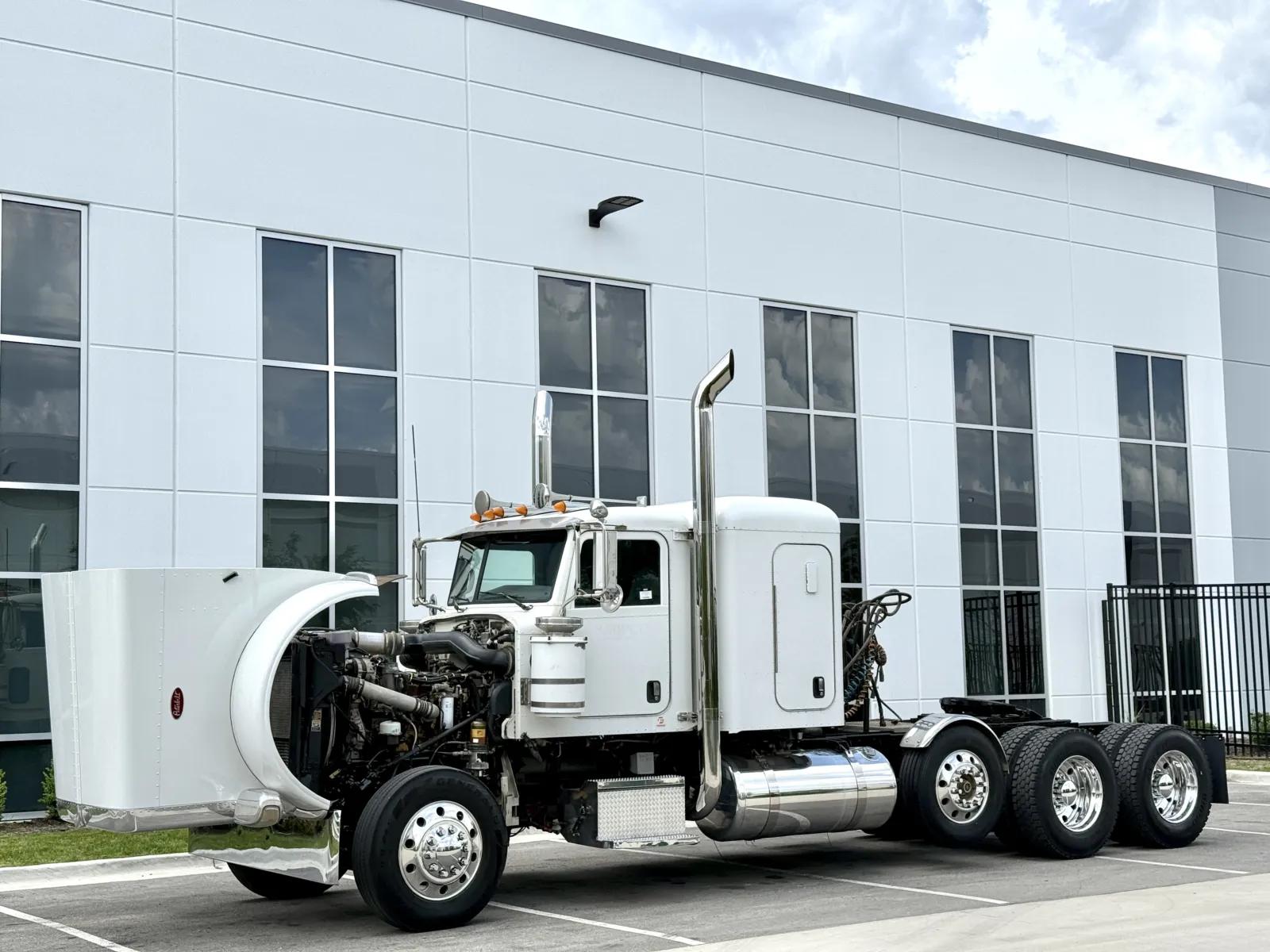 2009 Peterbilt 388 in New Lenox, IL — photo 10