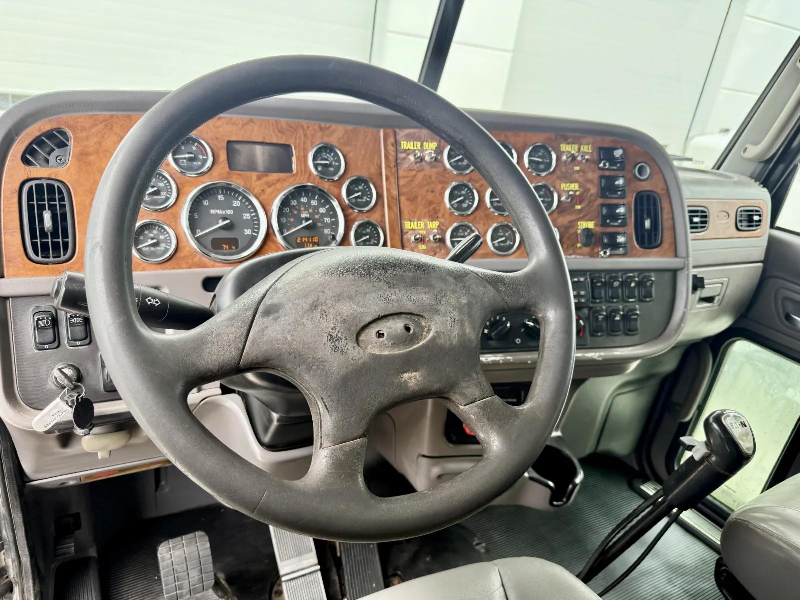 2009 Peterbilt 388 in New Lenox, IL — photo 15