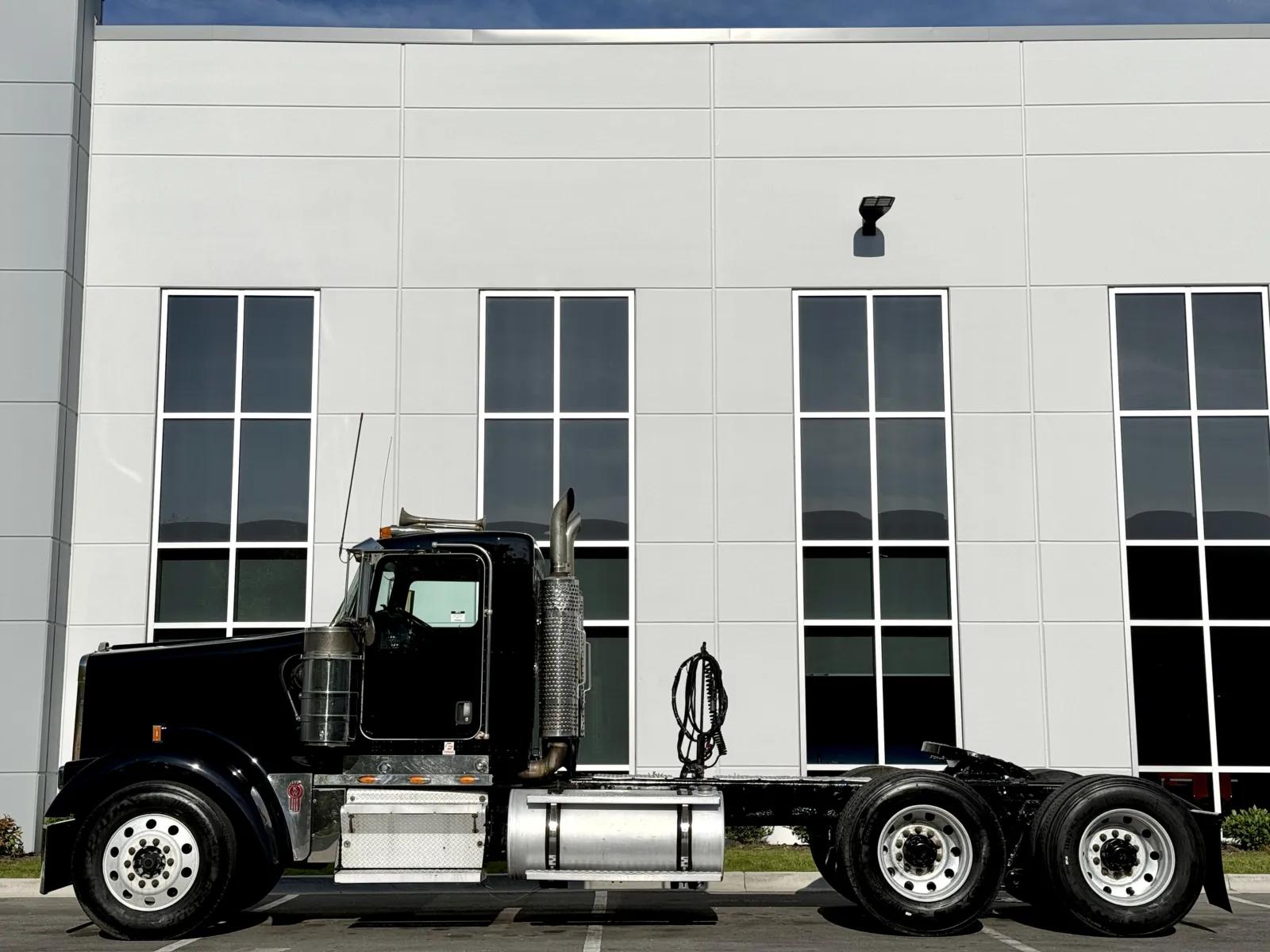 2004 Kenworth W900 in New Lenox, IL — photo 4