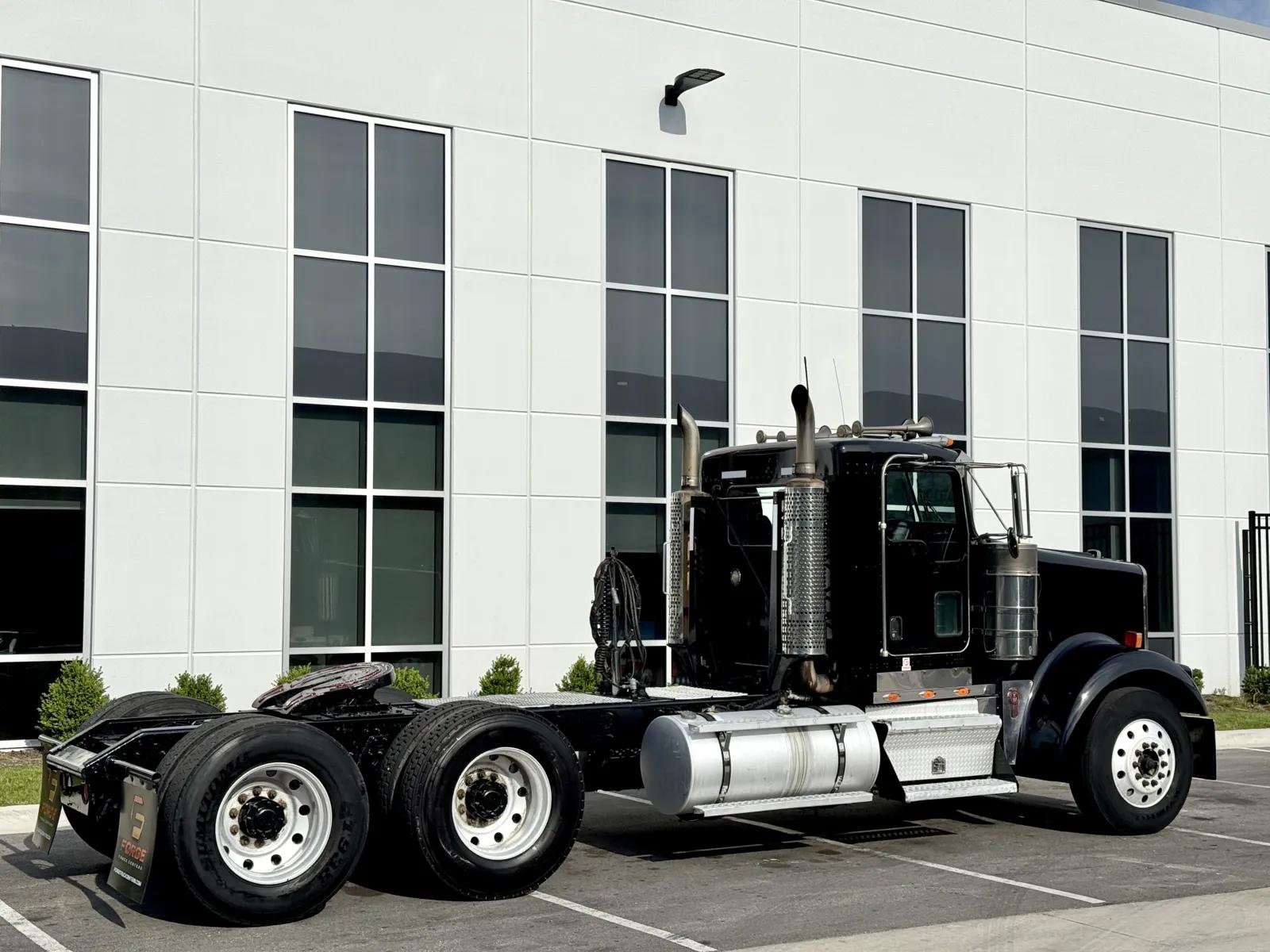 2004 Kenworth W900 in New Lenox, IL — photo 5