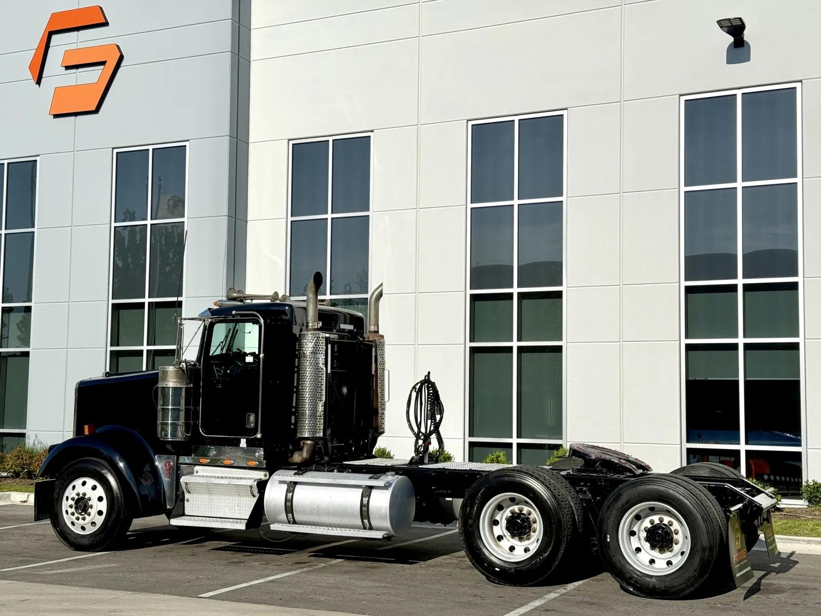 2004 Kenworth W900 in New Lenox, IL — photo 6