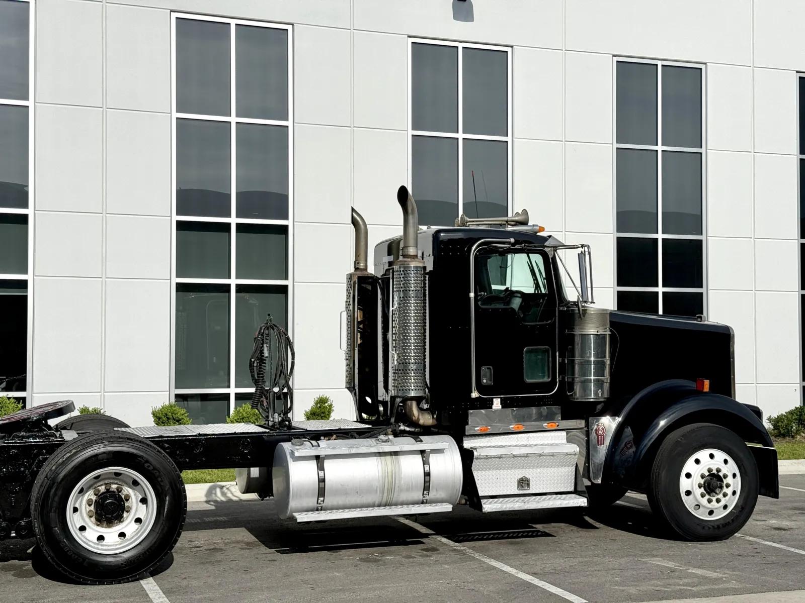 2004 Kenworth W900 in New Lenox, IL — photo 7
