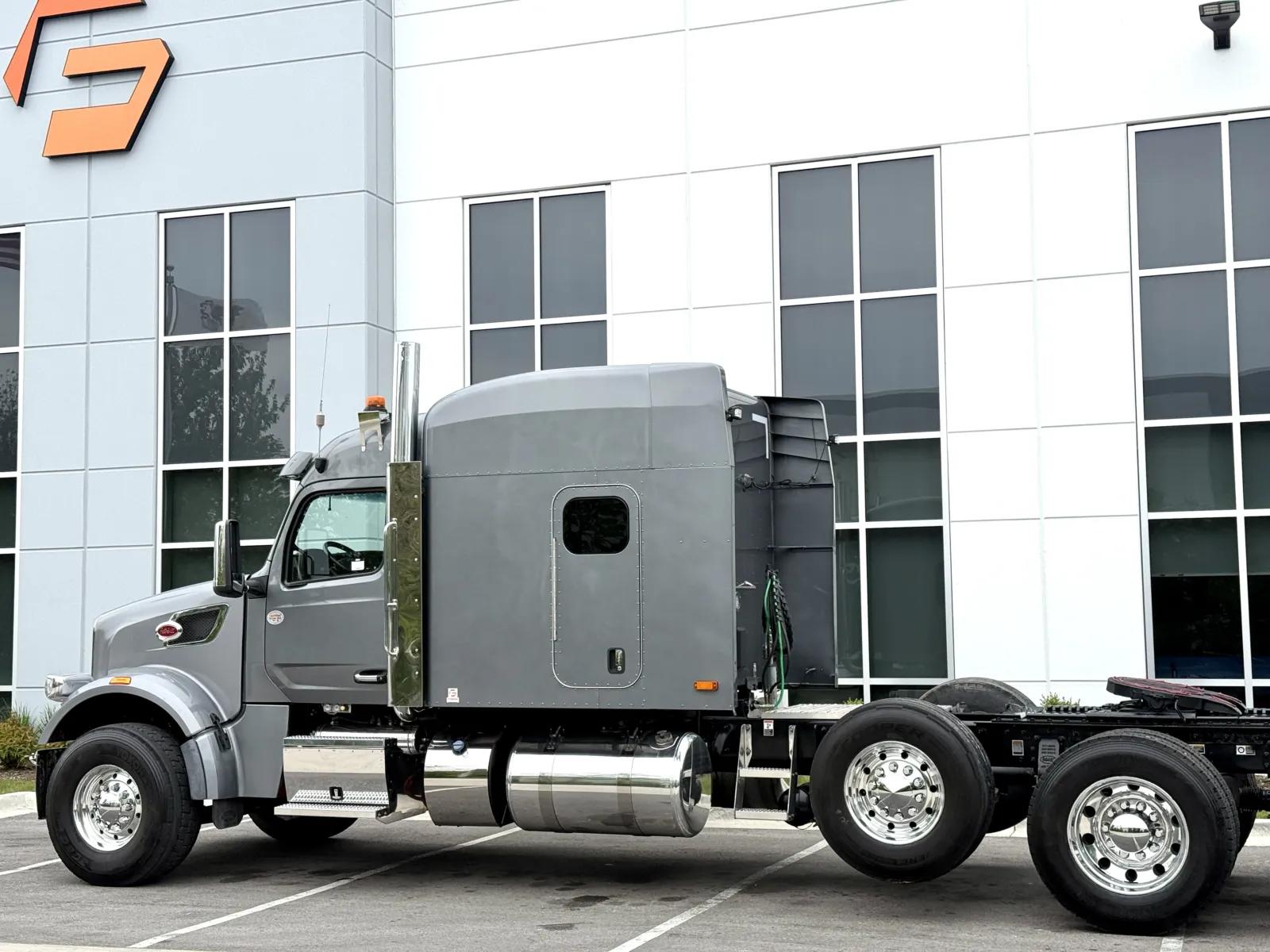 2025 Peterbilt 567 in New Lenox, IL — photo 8