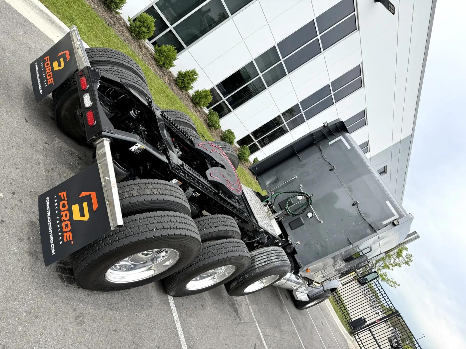 2025 Peterbilt 567 in New Lenox, IL — photo 11