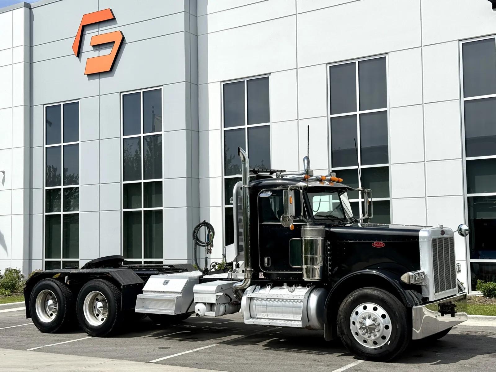 2006 Peterbilt 379 in New Lenox, IL — photo 2