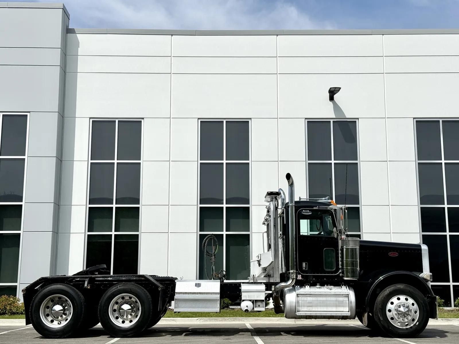 2006 Peterbilt 379 in New Lenox, IL — photo 3