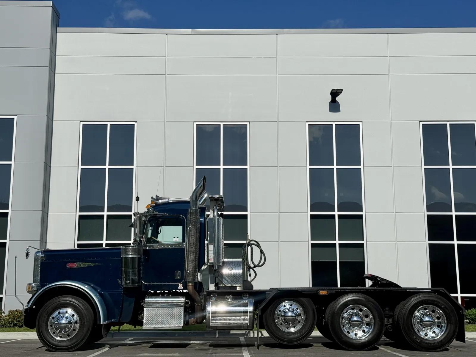 2012 Peterbilt 389 in New Lenox, IL — photo 4