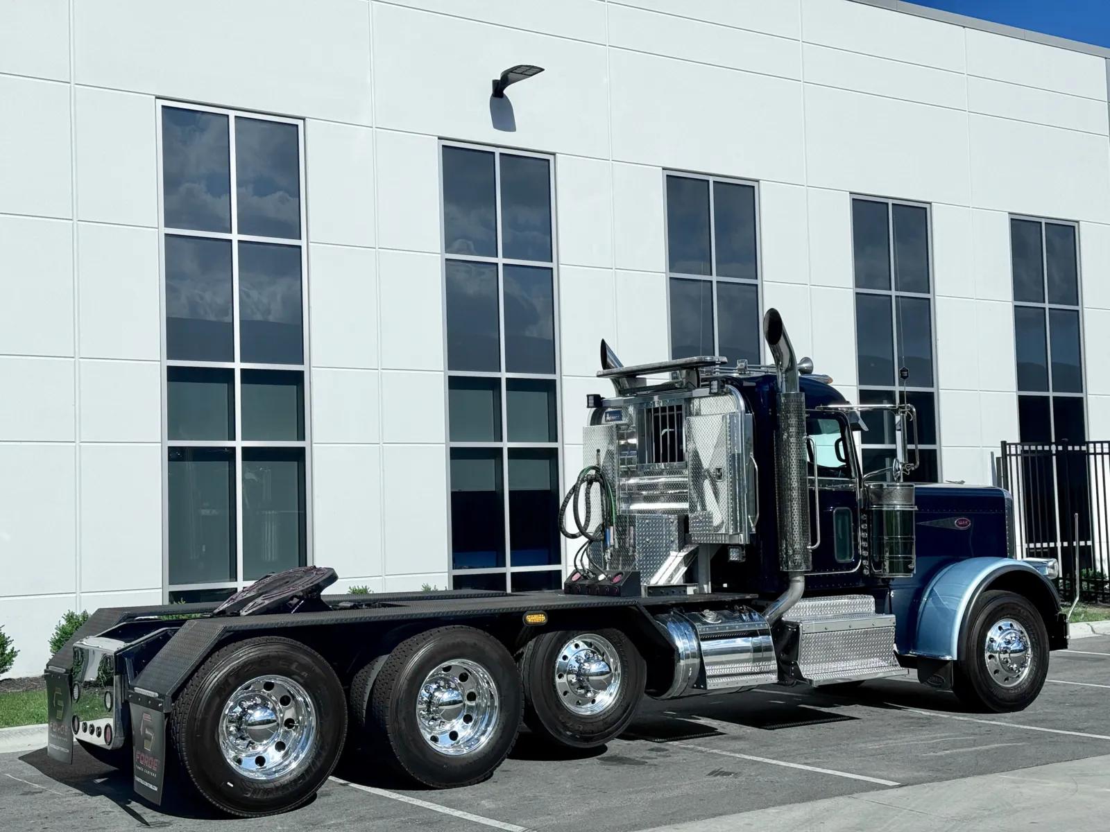 2012 Peterbilt 389 in New Lenox, IL — photo 5