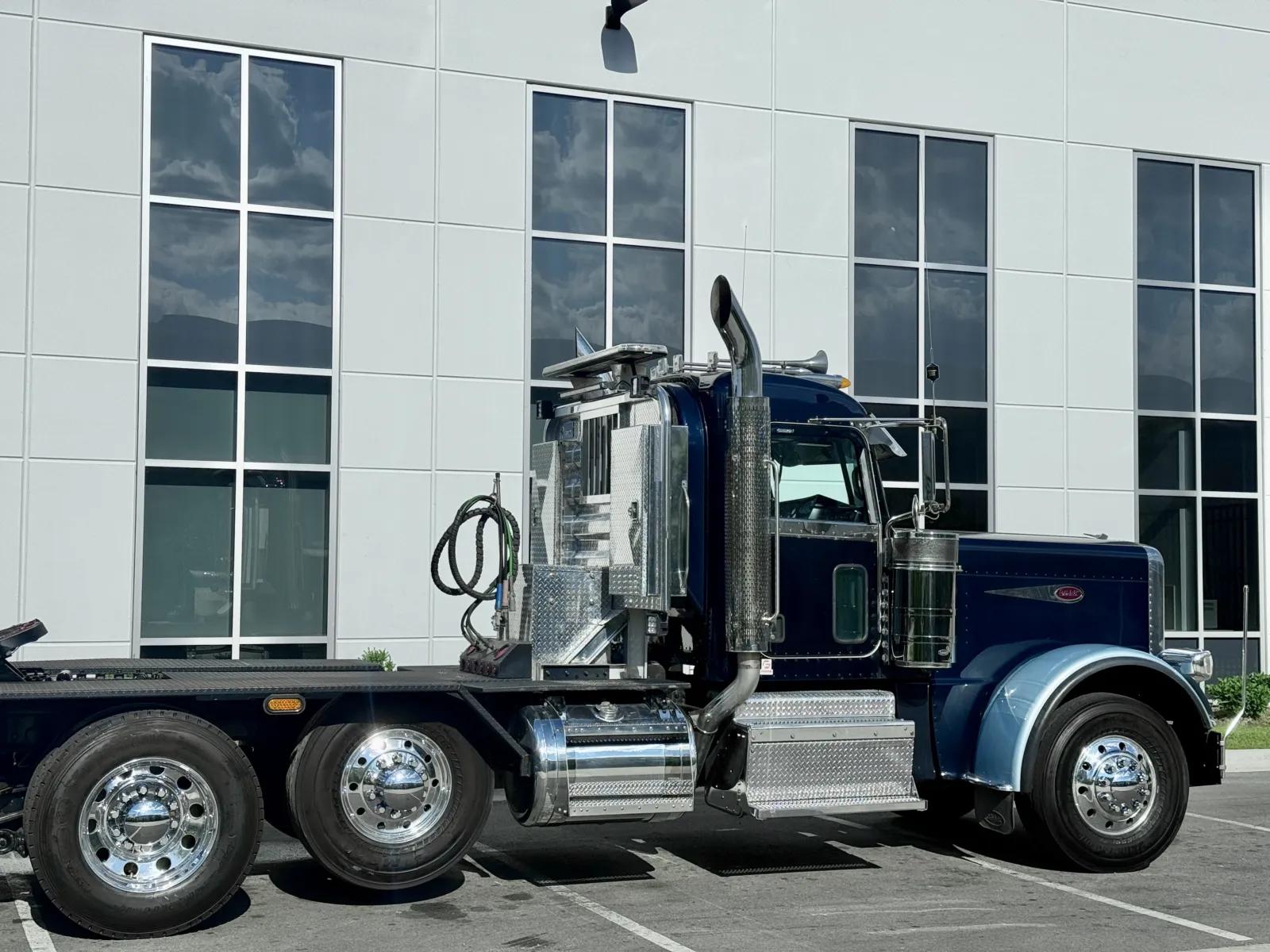 2012 Peterbilt 389 in New Lenox, IL — photo 7