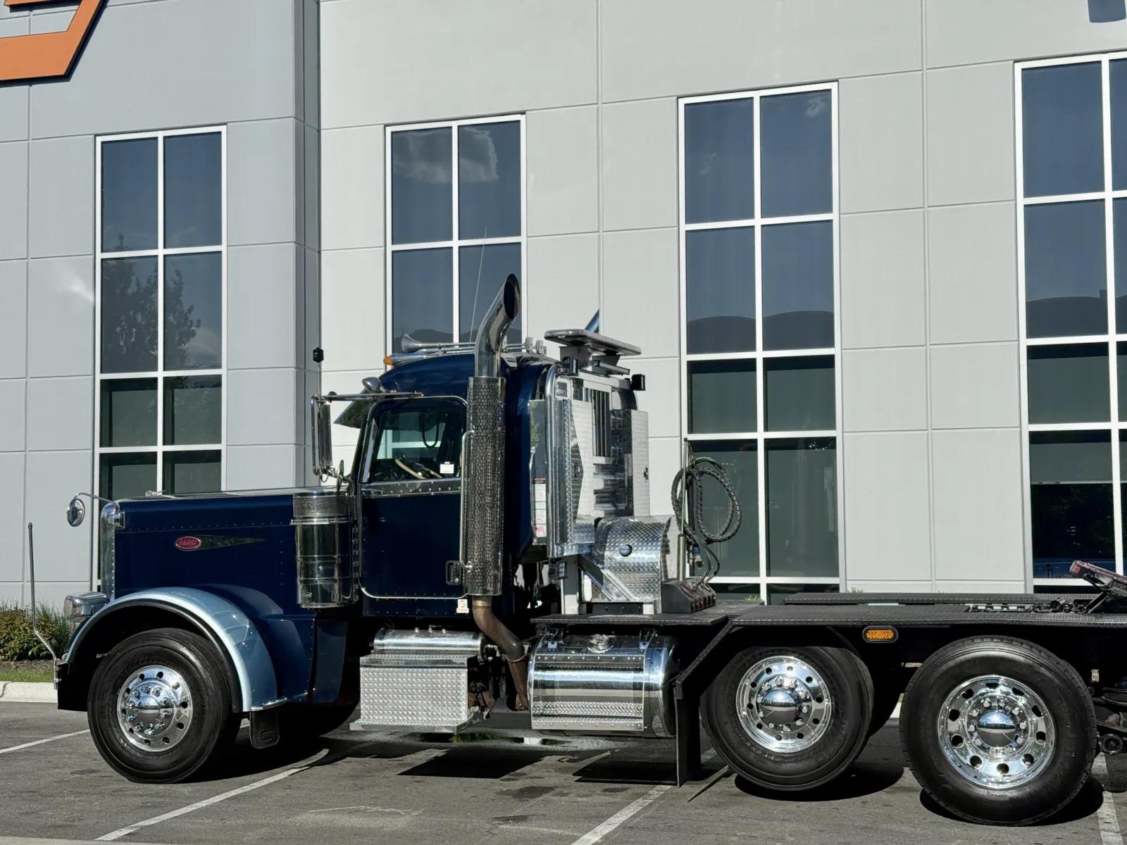 2012 Peterbilt 389 in New Lenox, IL — photo 8