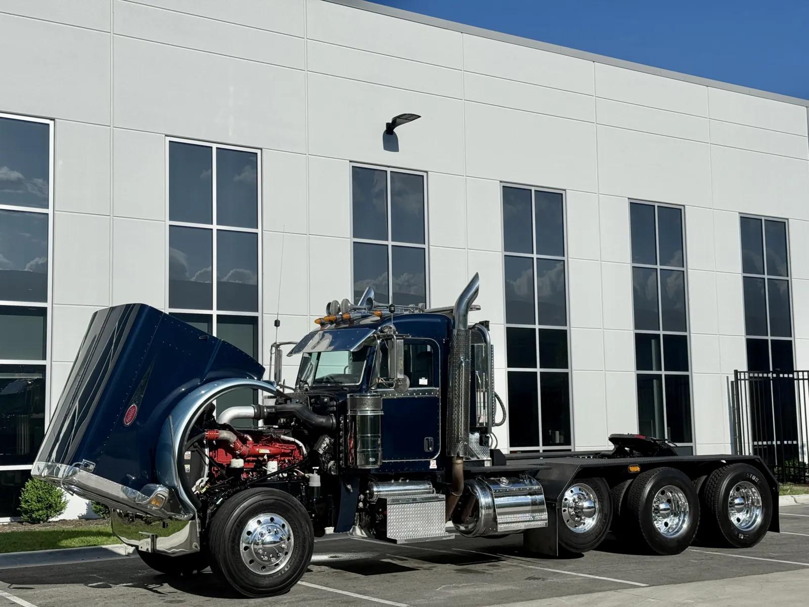2012 Peterbilt 389 in New Lenox, IL — photo 10