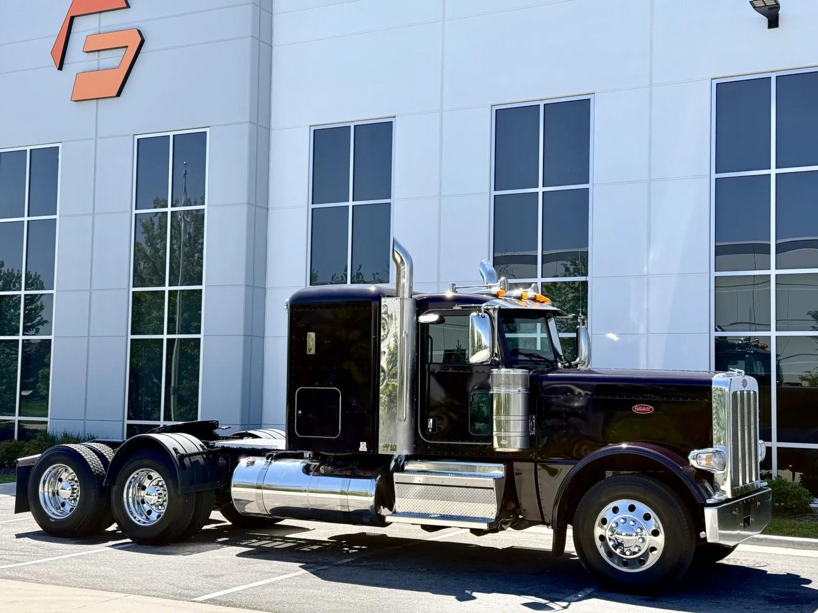 2023 Peterbilt 389 in New Lenox, IL — photo 2