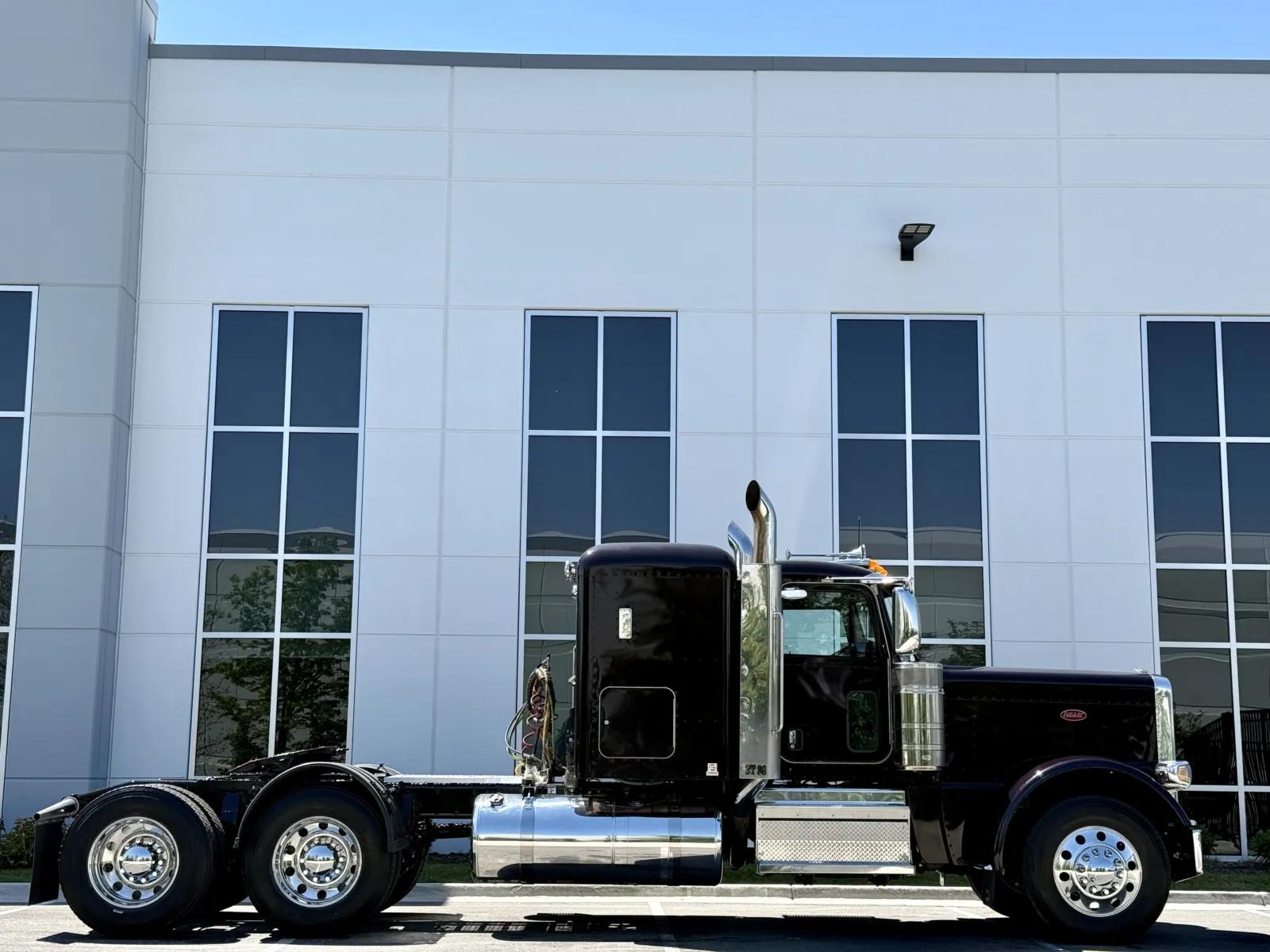 2023 Peterbilt 389 in New Lenox, IL — photo 3