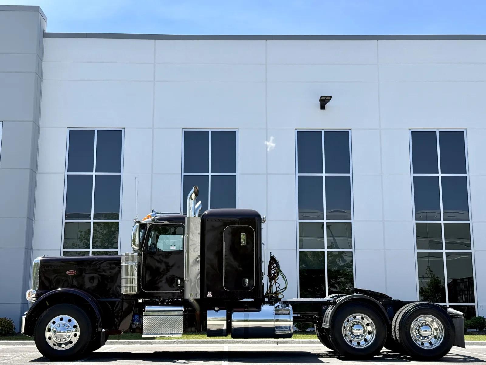2023 Peterbilt 389 in New Lenox, IL — photo 4