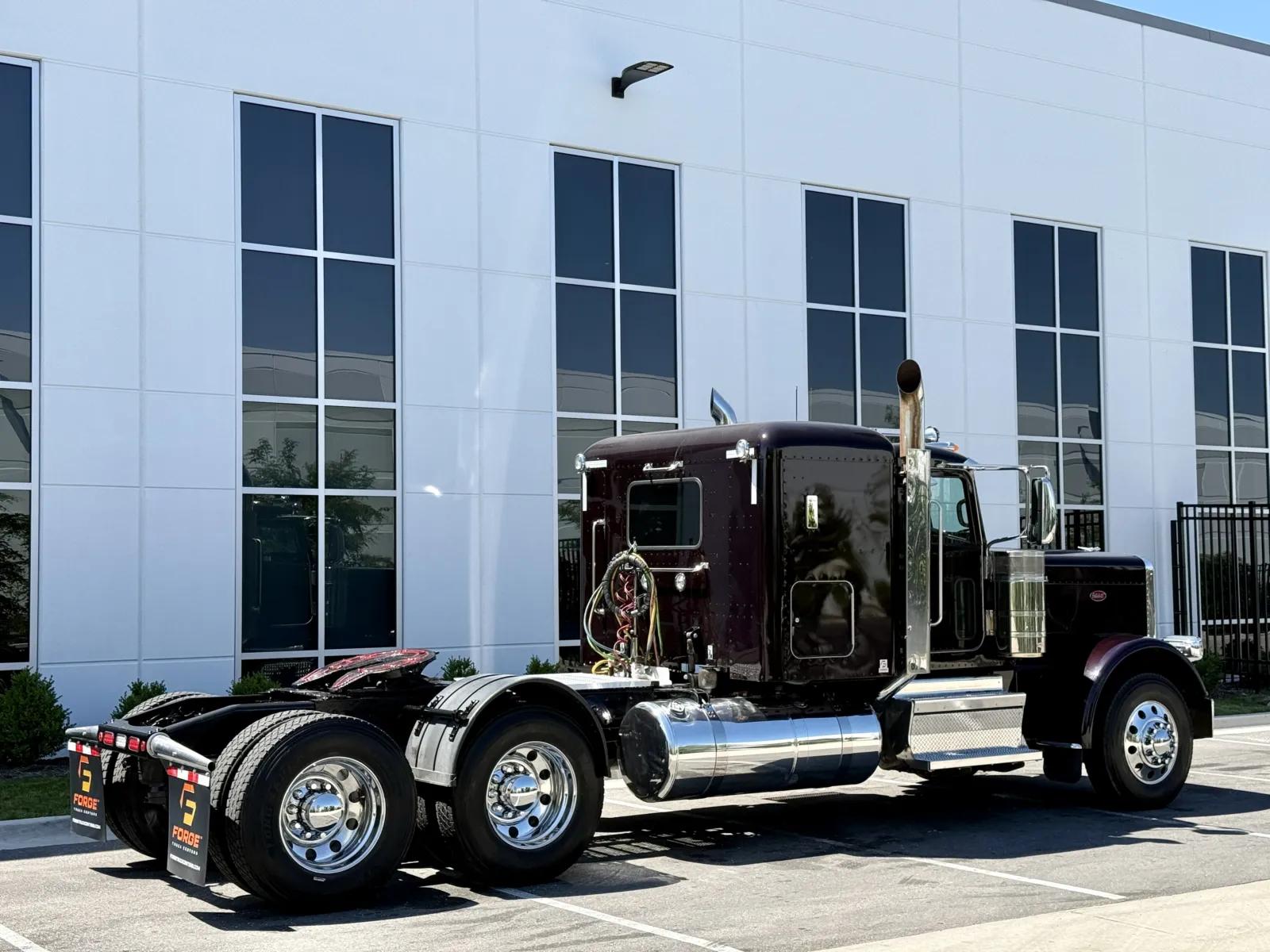 2023 Peterbilt 389 in New Lenox, IL — photo 5