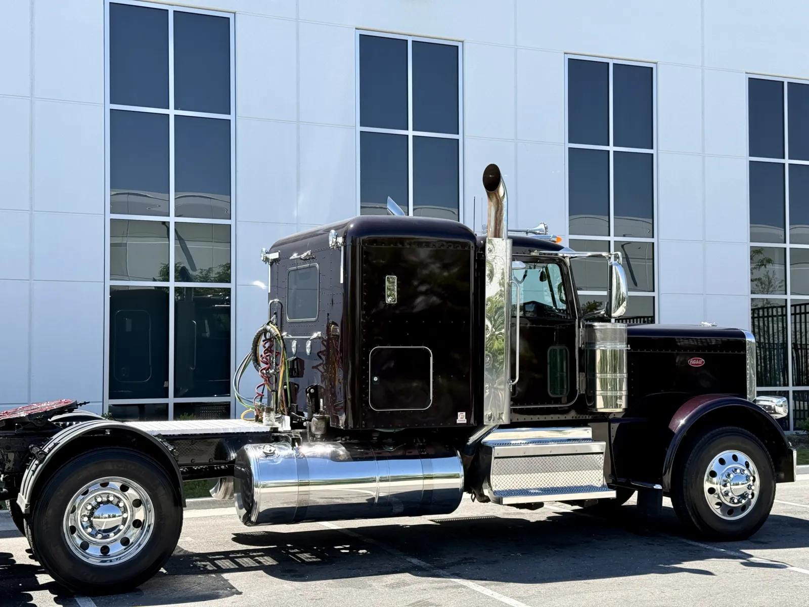 2023 Peterbilt 389 in New Lenox, IL — photo 7