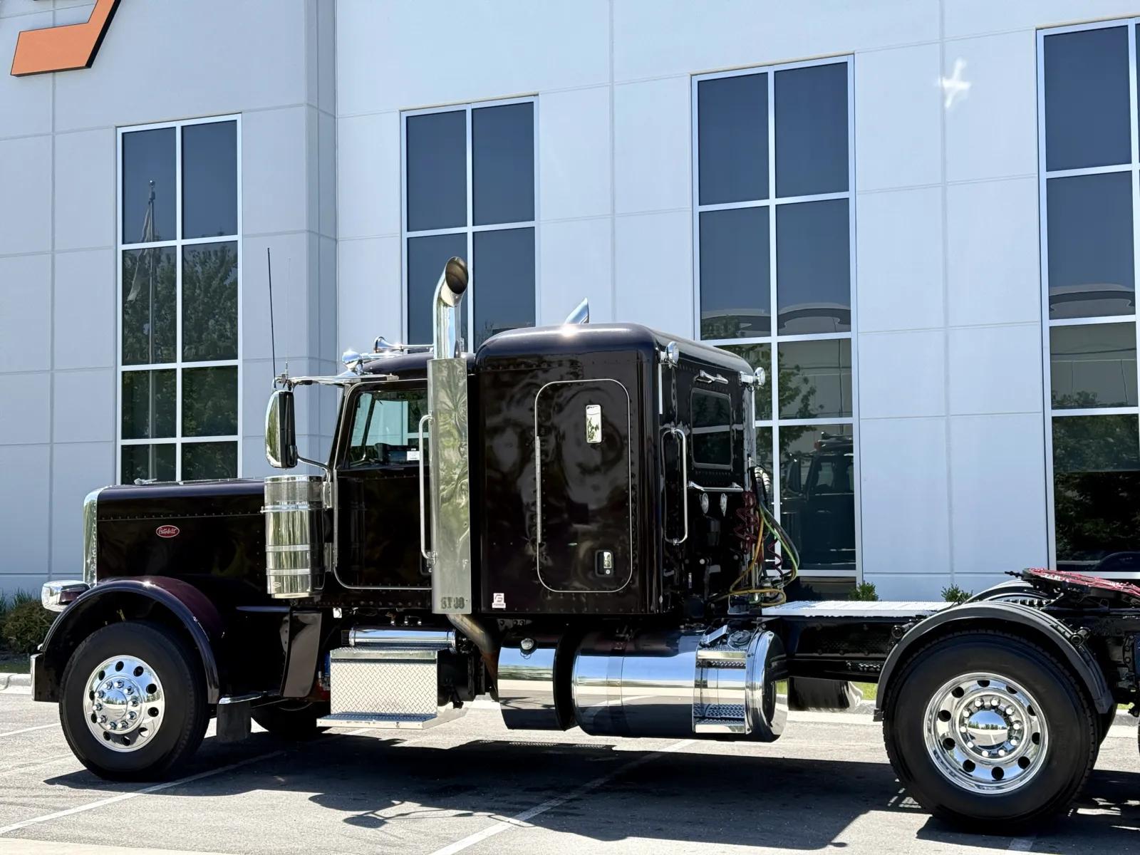 2023 Peterbilt 389 in New Lenox, IL — photo 8