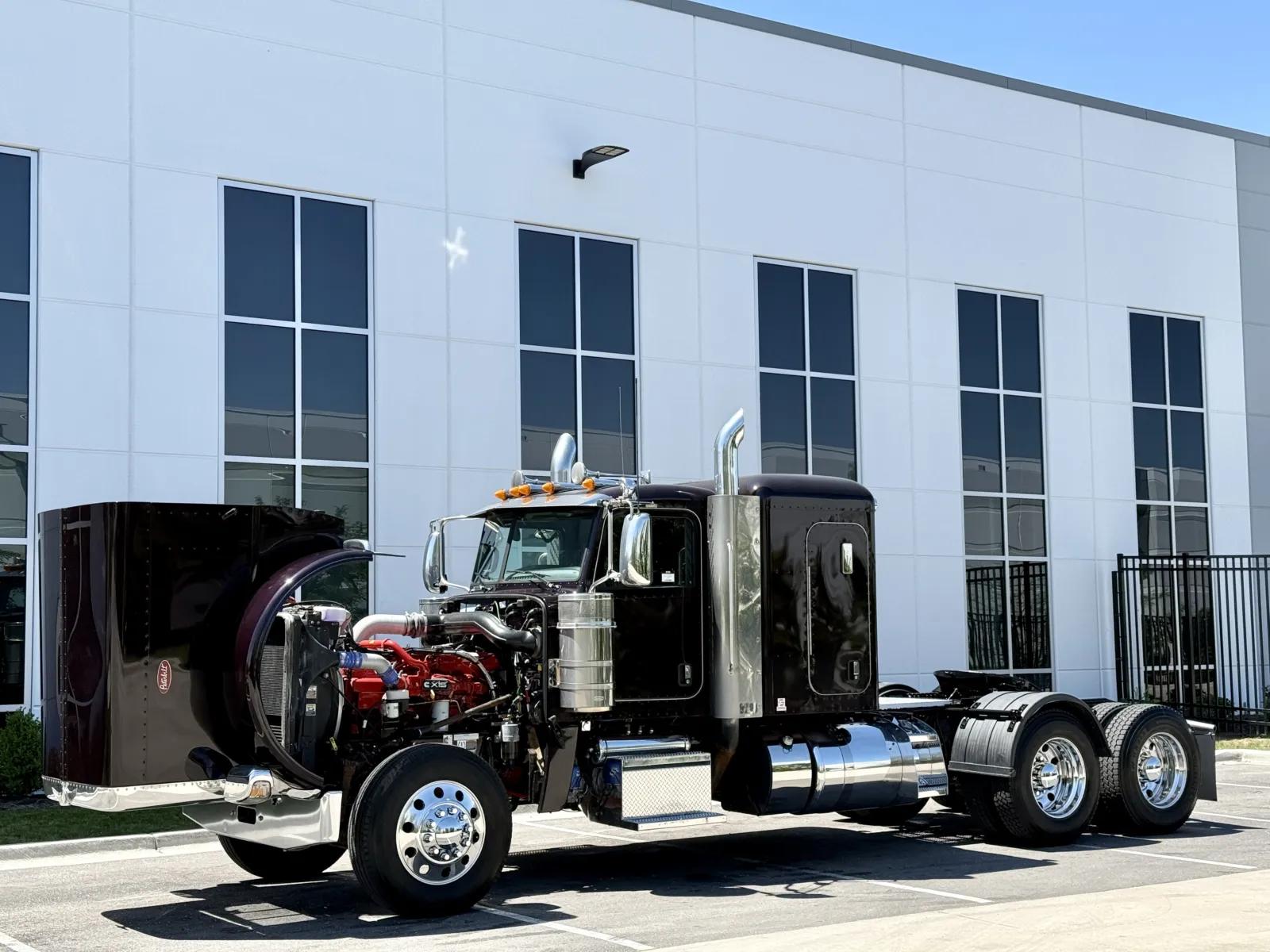 2023 Peterbilt 389 in New Lenox, IL — photo 10